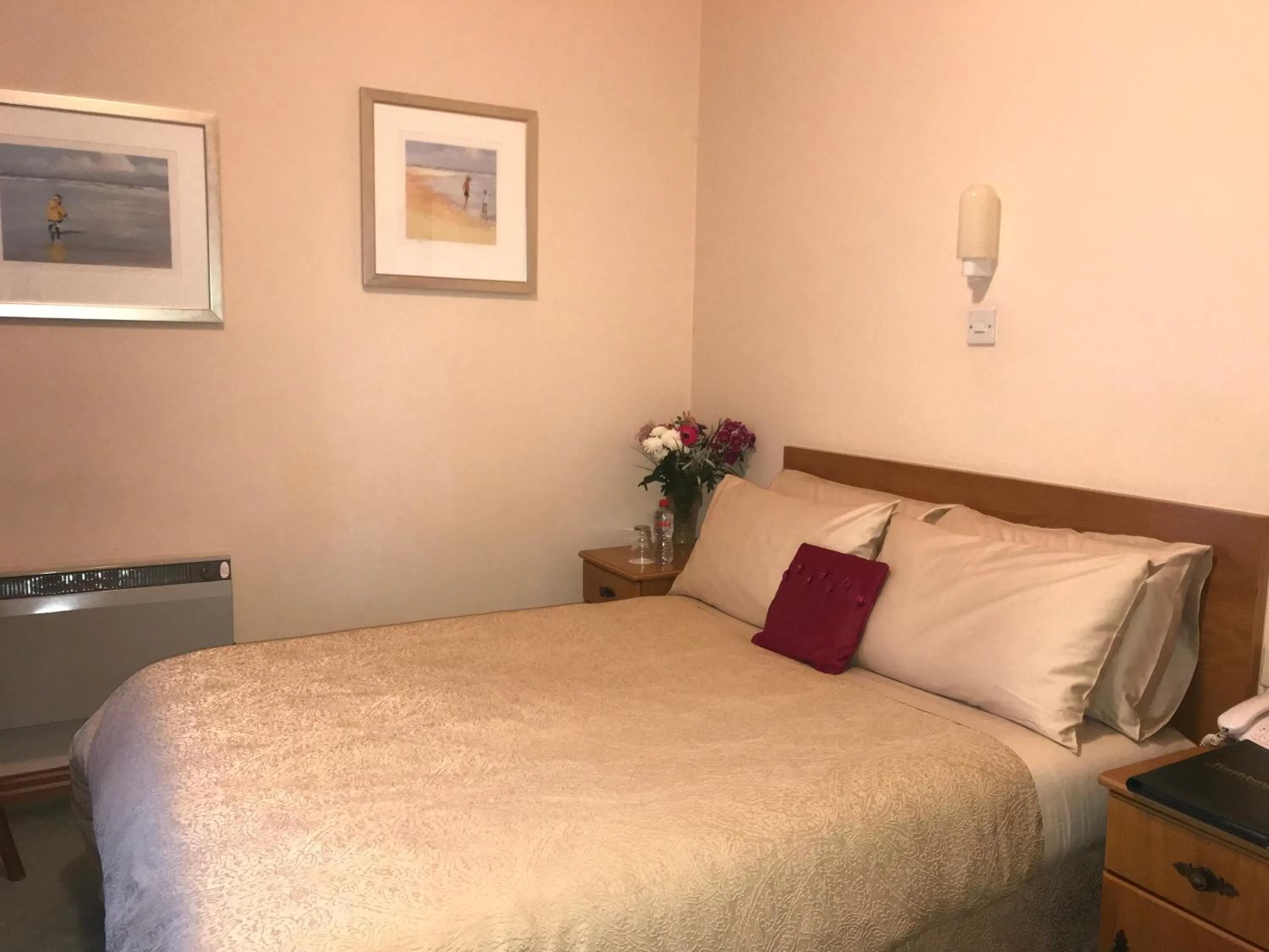 Bedroom, Bed in Rathbaun Hotel