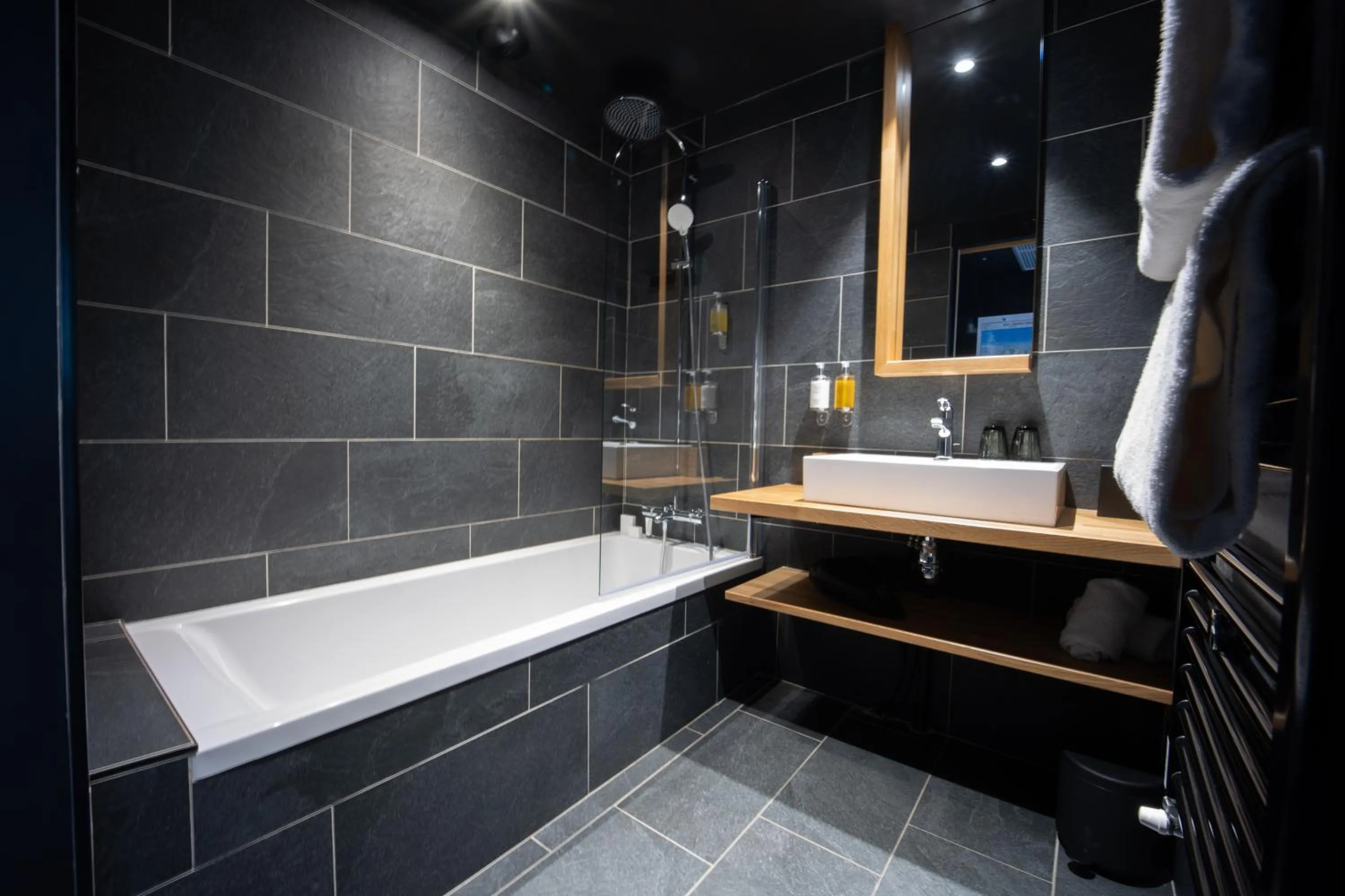 Bathroom in Hôtel Restaurant Le Monêtier