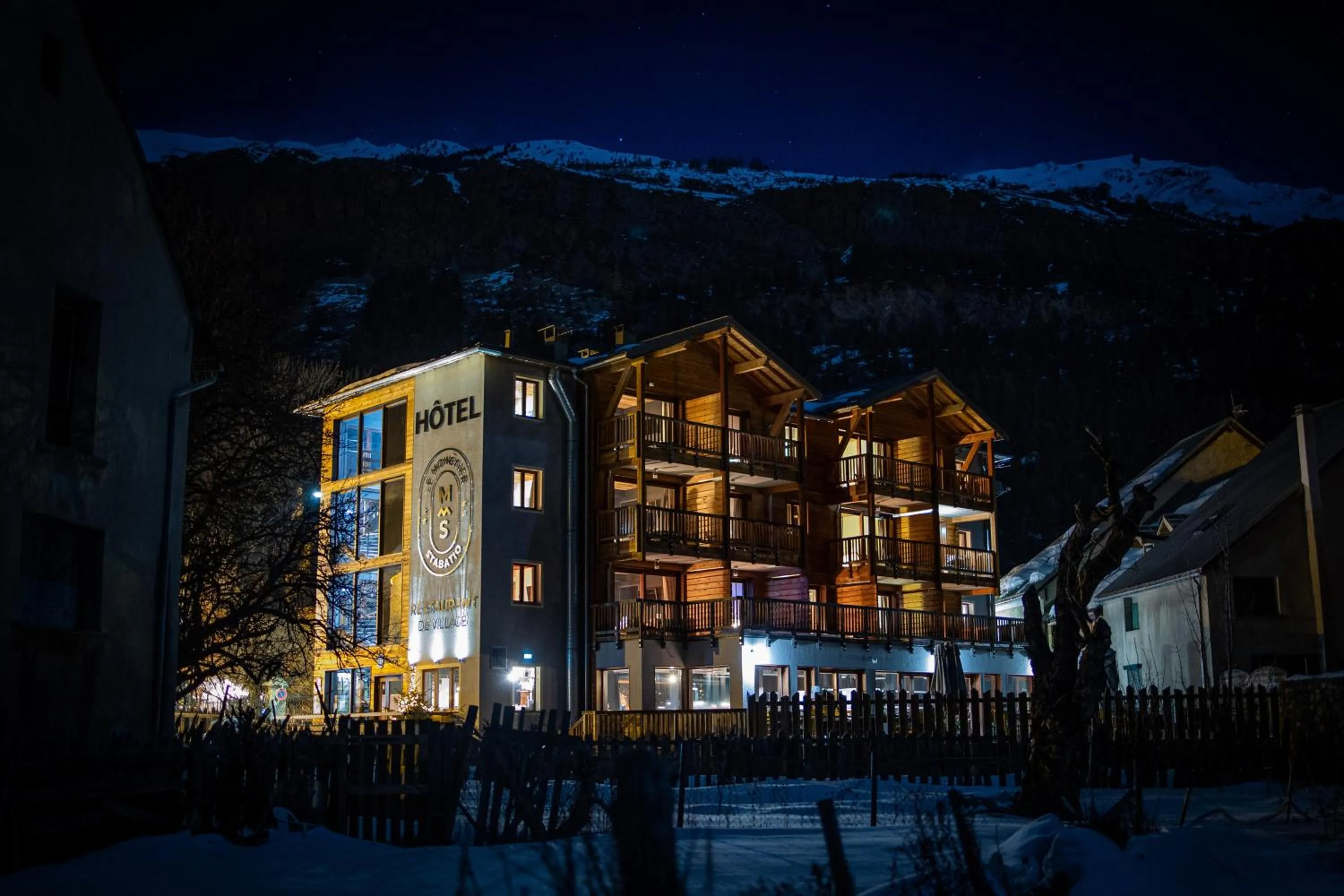 Property building in Hôtel Restaurant Le Monêtier