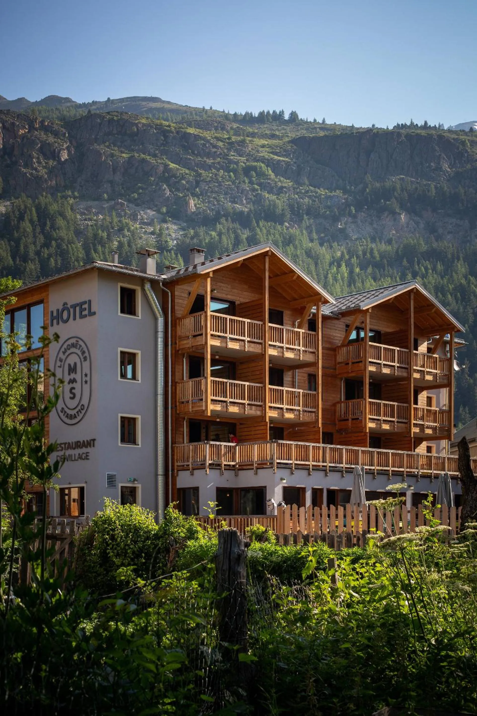Property building in Hôtel Restaurant Le Monêtier
