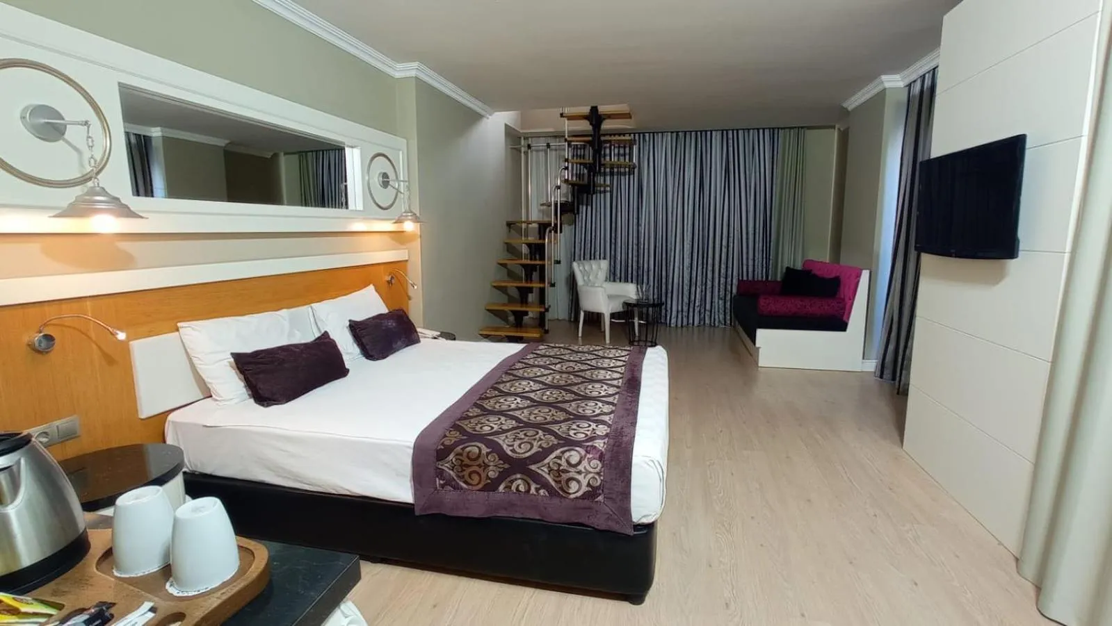 Communal lounge/ TV room, Bed in Serenis Hotel