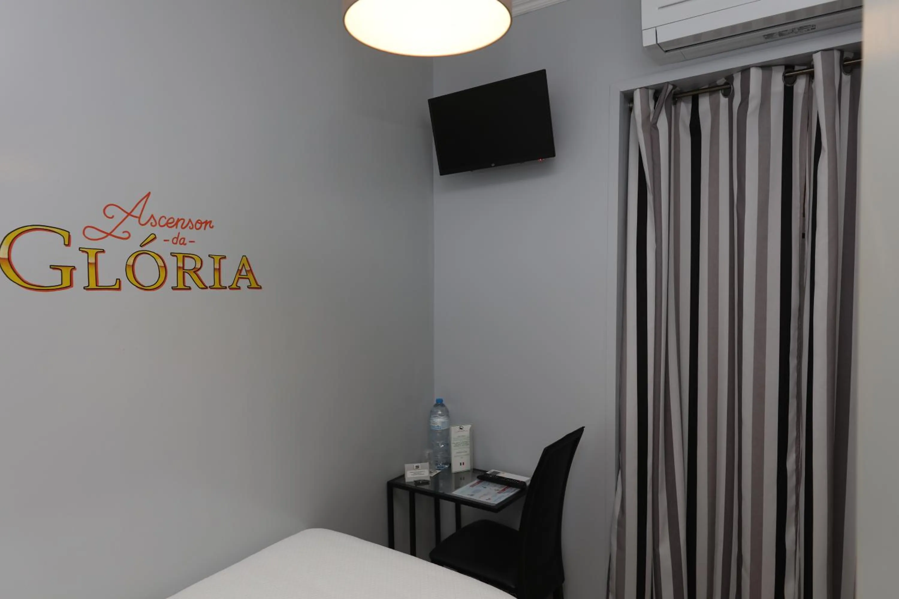 TV and multimedia in O Elétrico Guesthouse