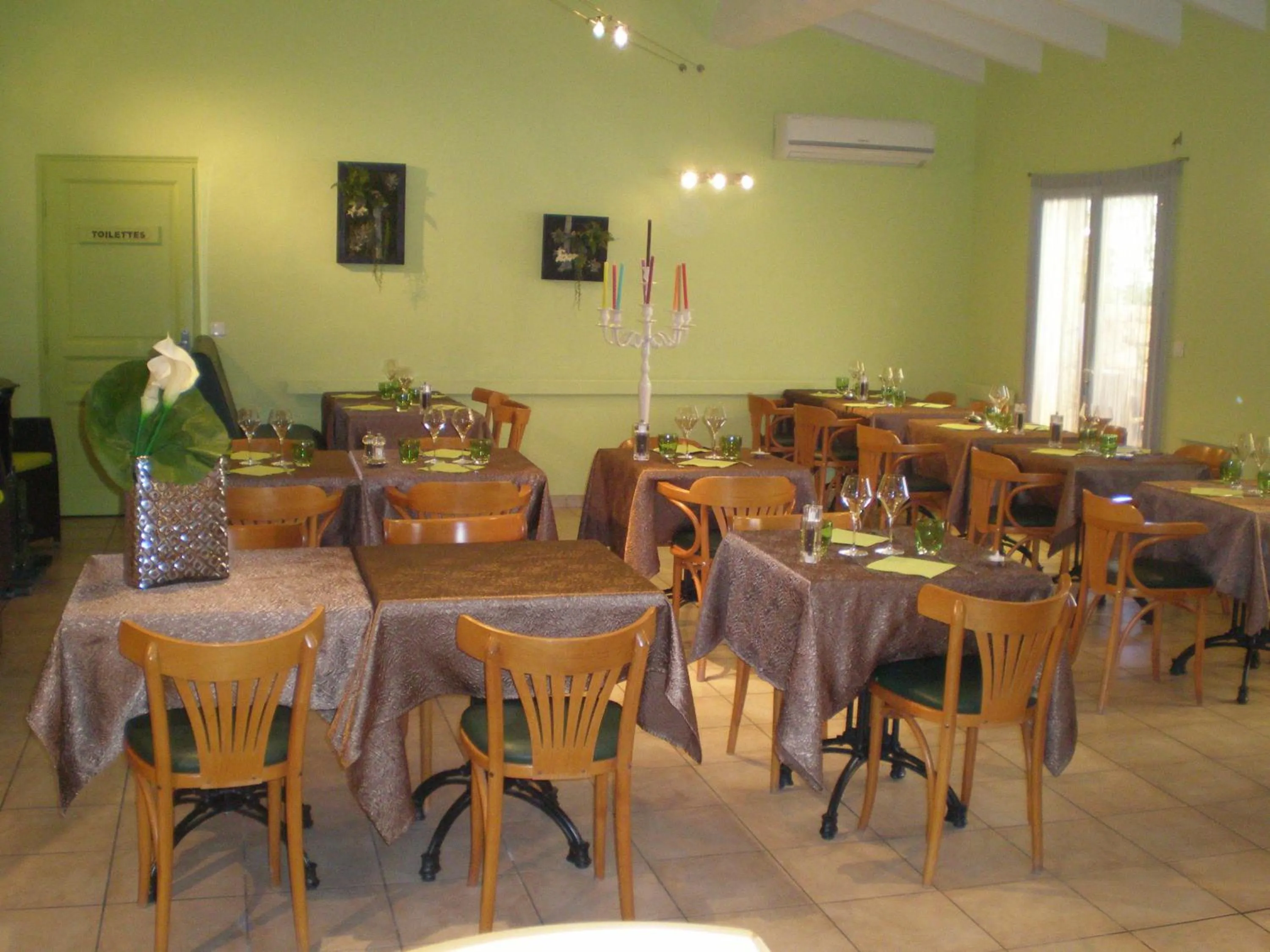 Restaurant/places to eat in Hôtel l'Alivu