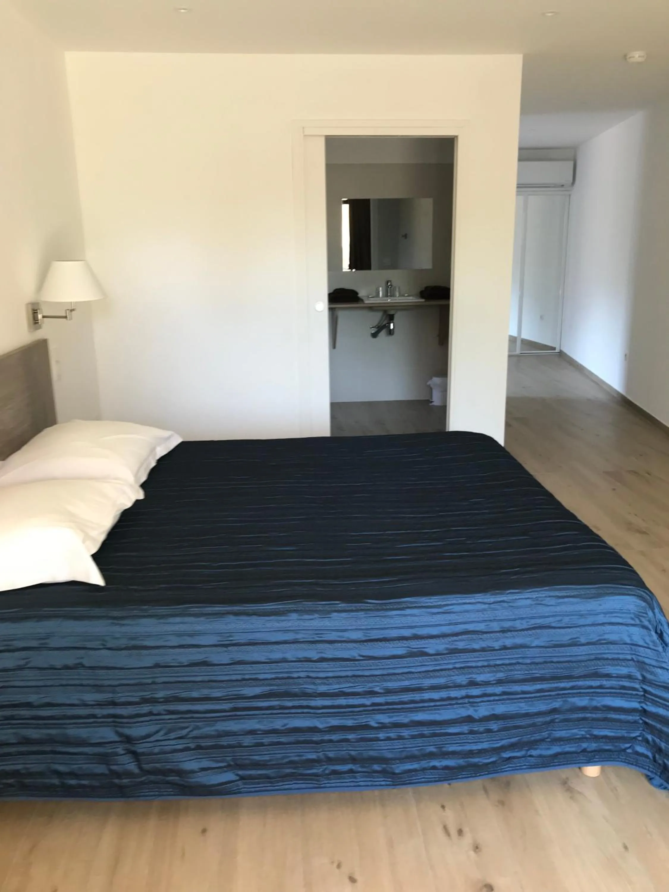 Photo of the whole room, Bed in Hôtel l'Alivu