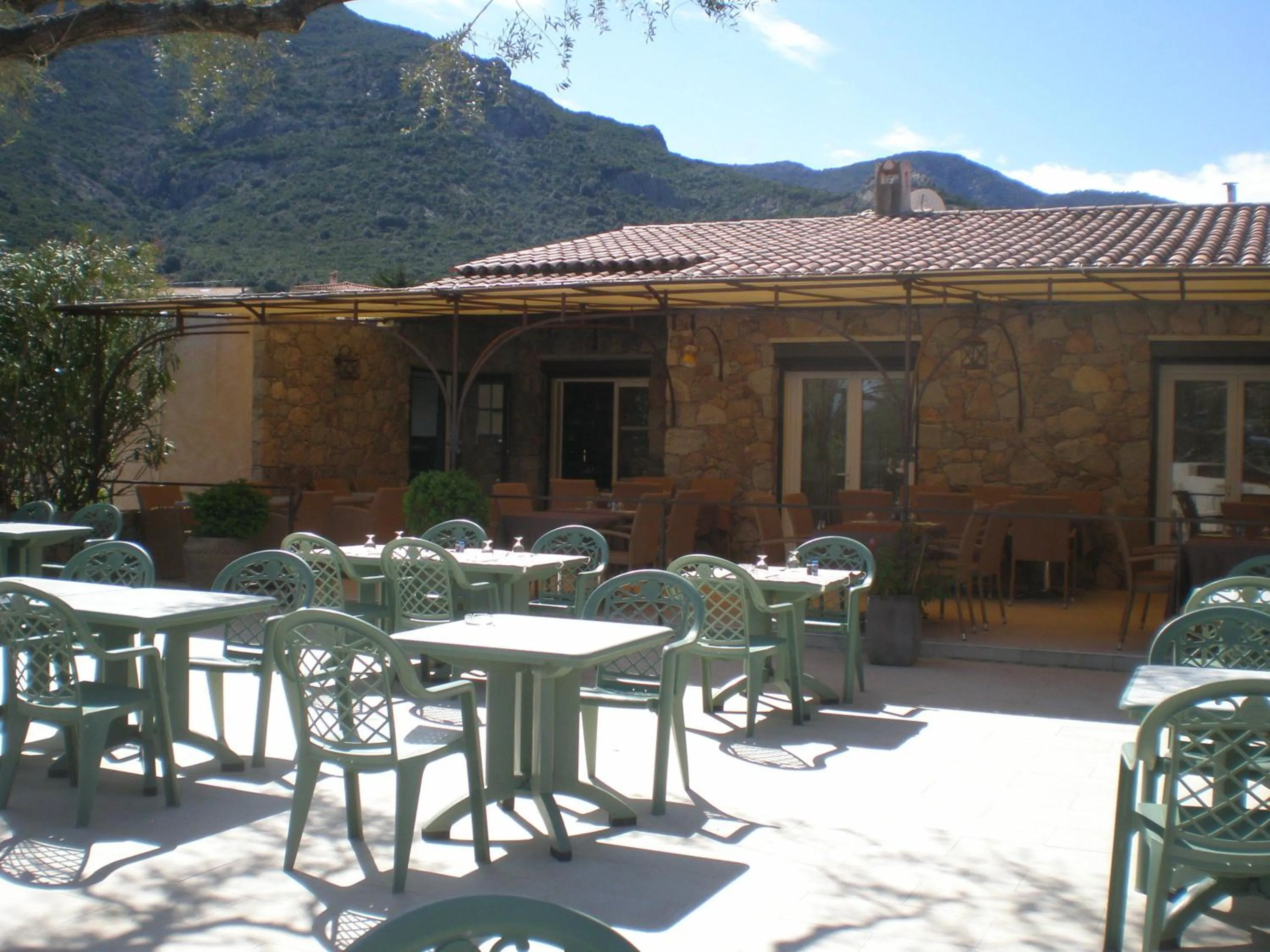 Patio in Hôtel l'Alivu