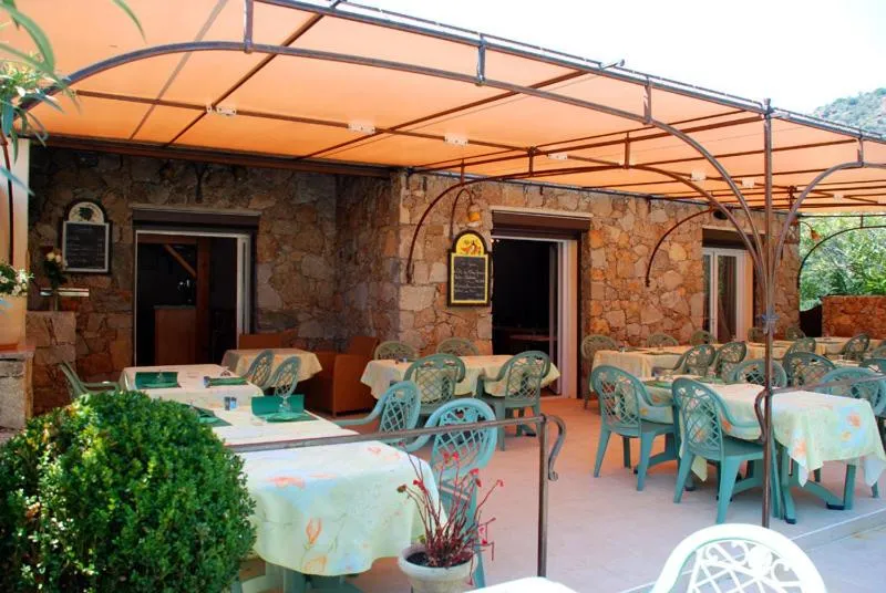 Patio in Hôtel l'Alivu