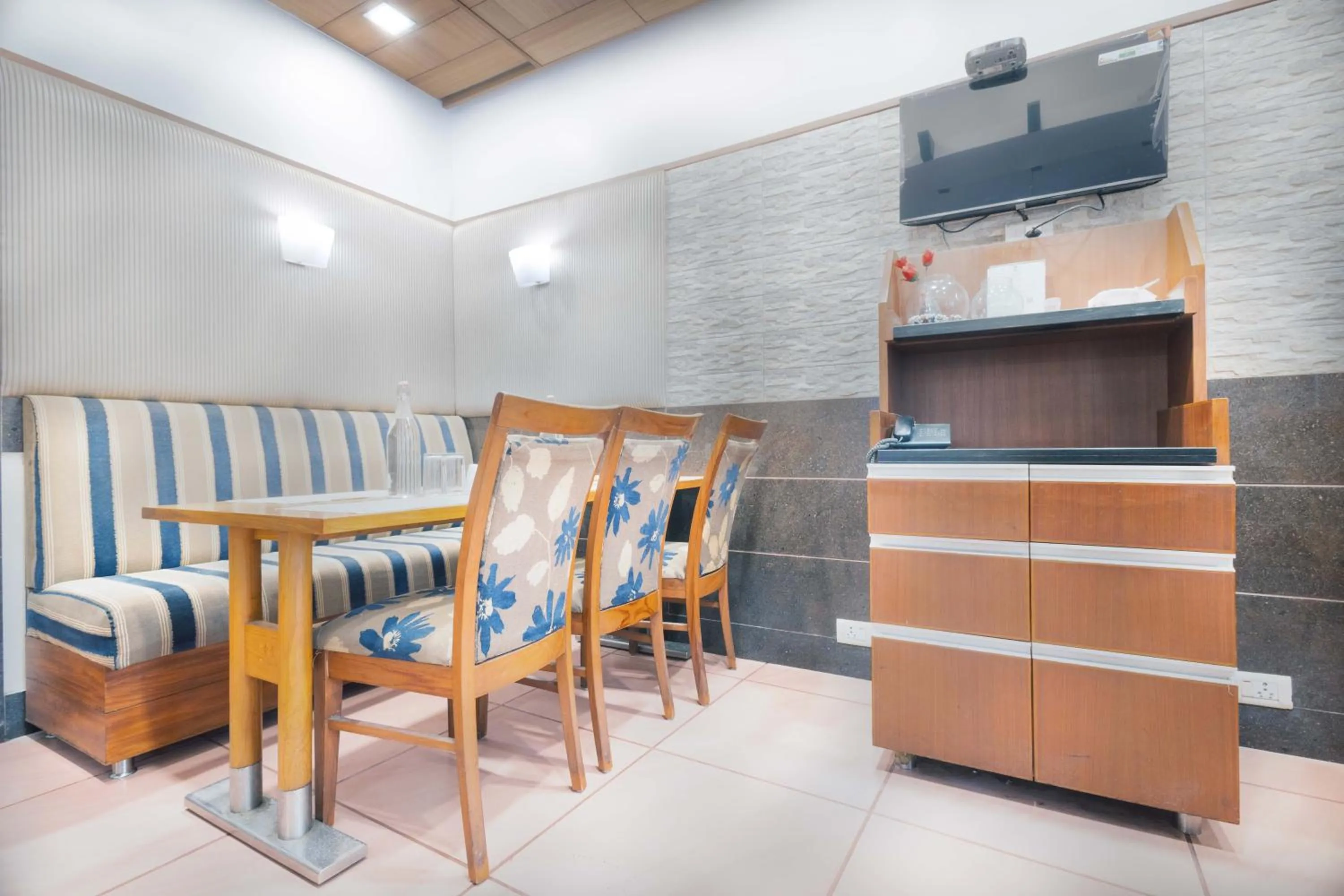 Restaurant/places to eat in Treebo Ambassador