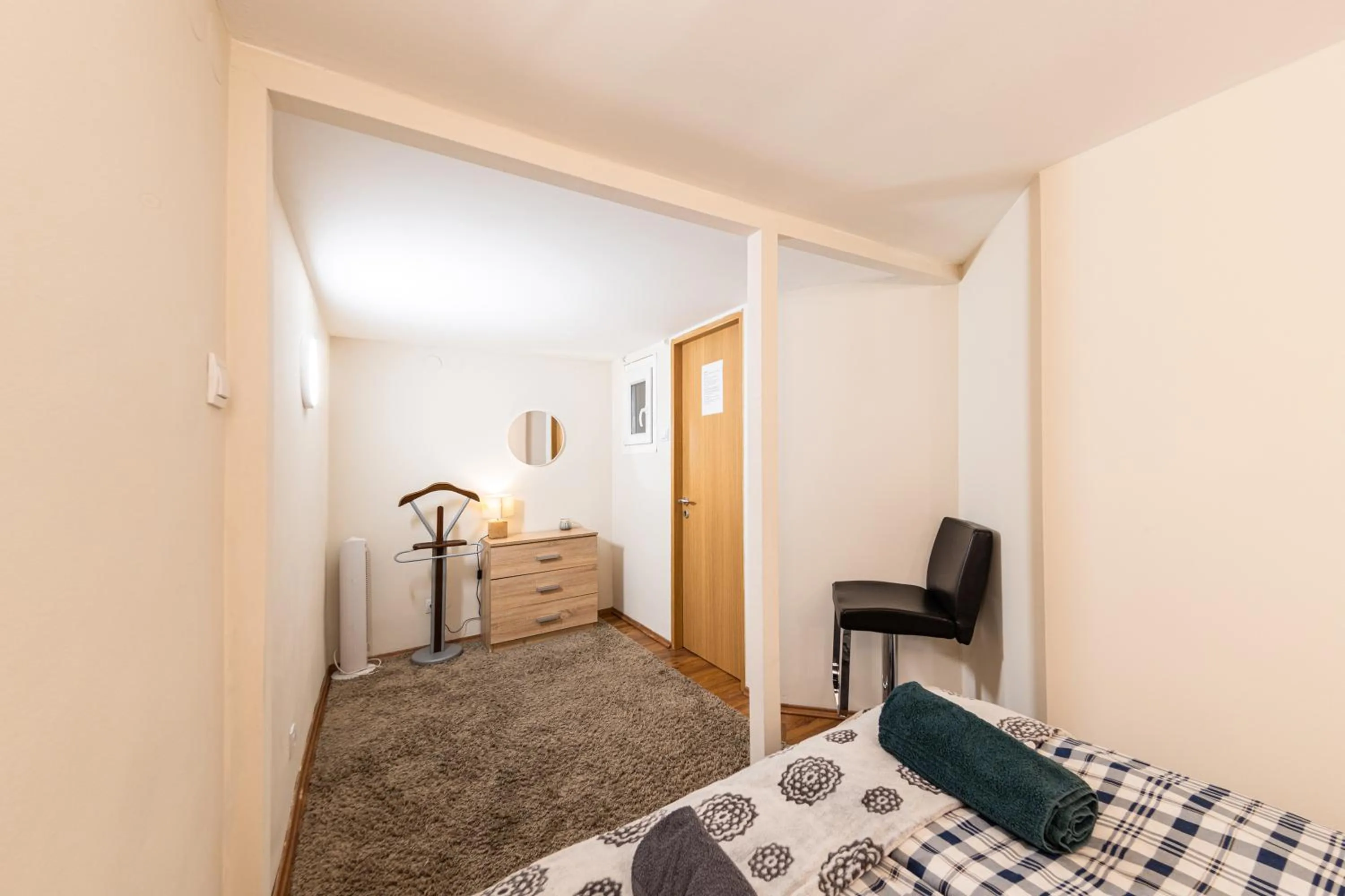 Budget Double Room with Shared Bathroom in Urban Rooms