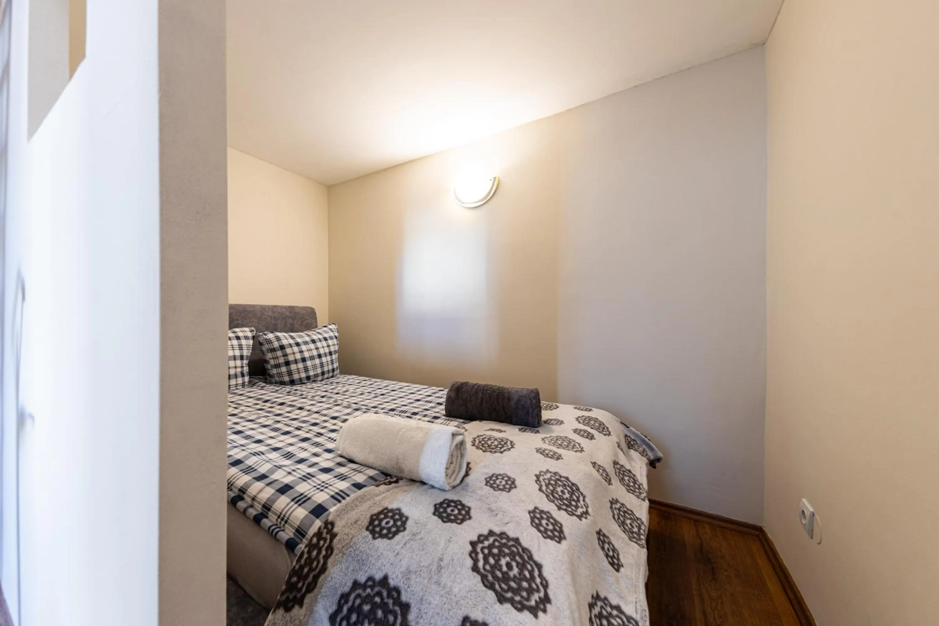 Family Room with Shared Bathroom in Urban Rooms
