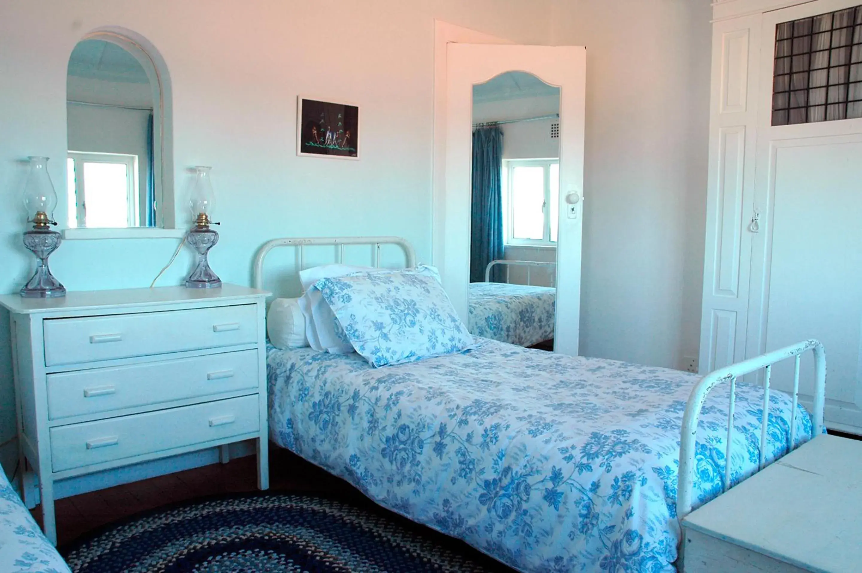 Twin Room in Blue On Blue Bed and Breakfast Twin Room in Blue On Blue Bed and Breakfast