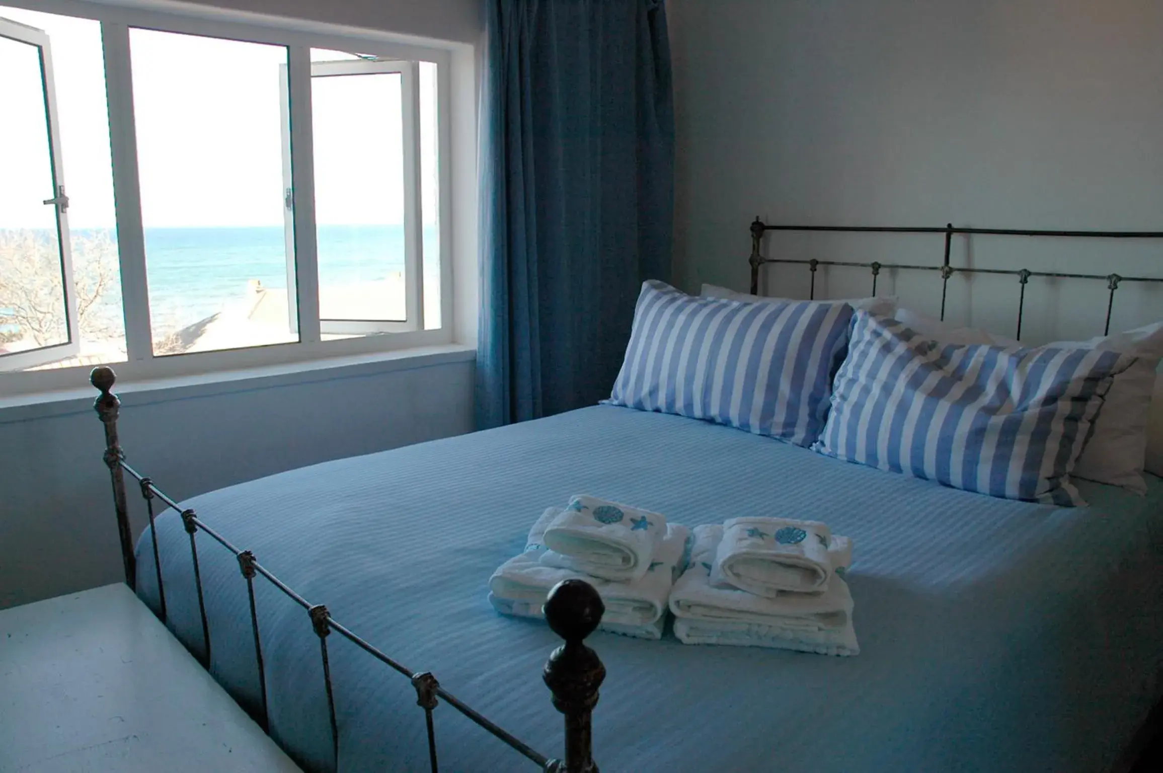 Double Room in Blue On Blue Bed and Breakfast Double Room in Blue On Blue Bed and Breakfast