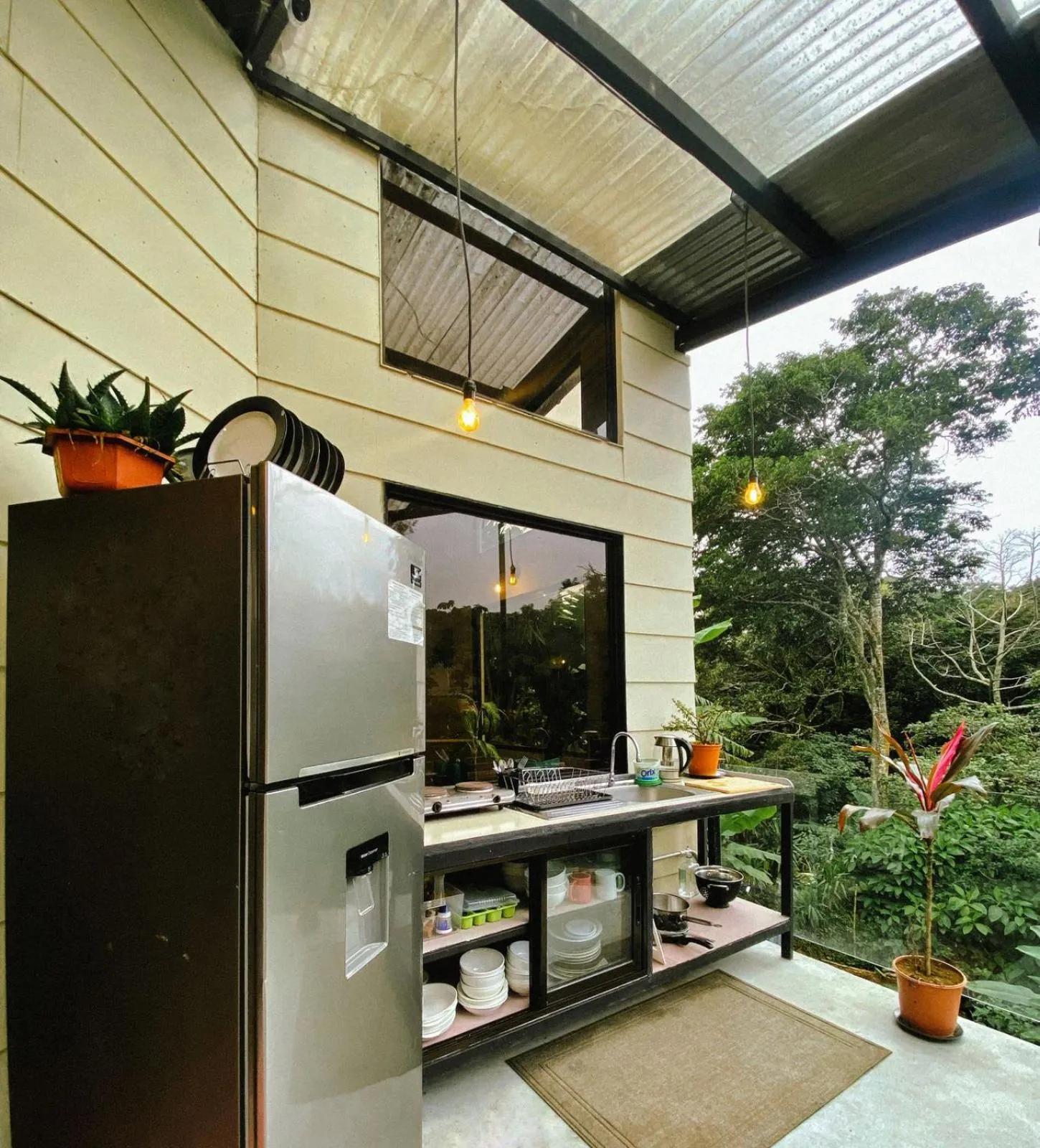Kitchen or kitchenette in OutBox Inn