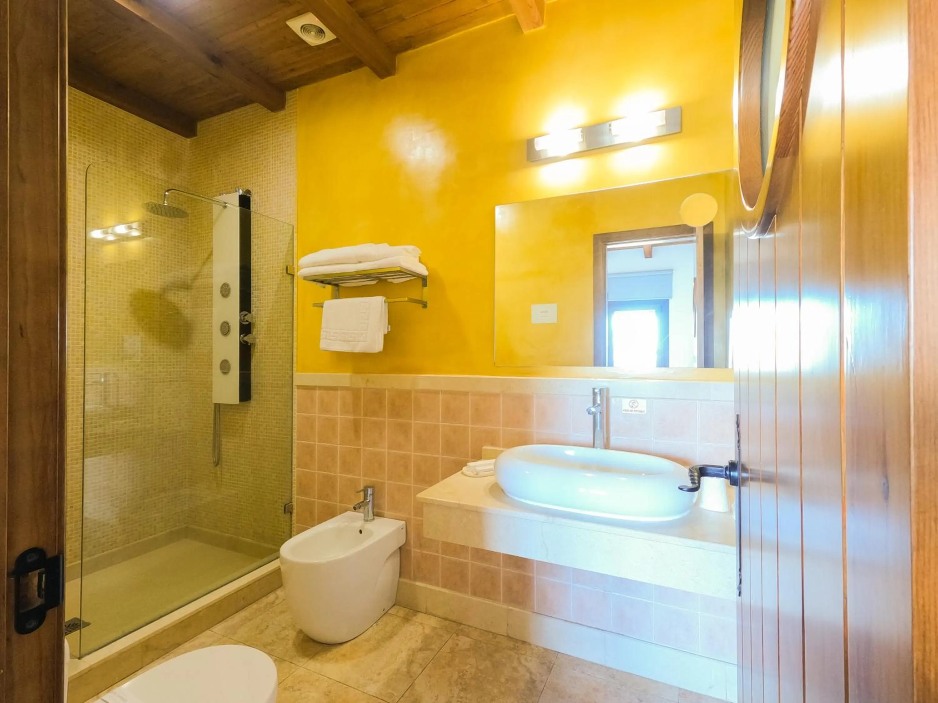 AROHAZ Hotel & Restaurante