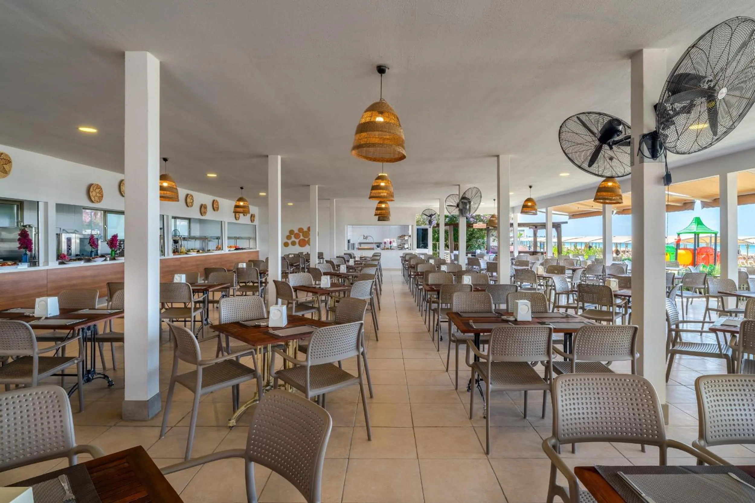 Restaurant/places to eat in Villa Side Residence