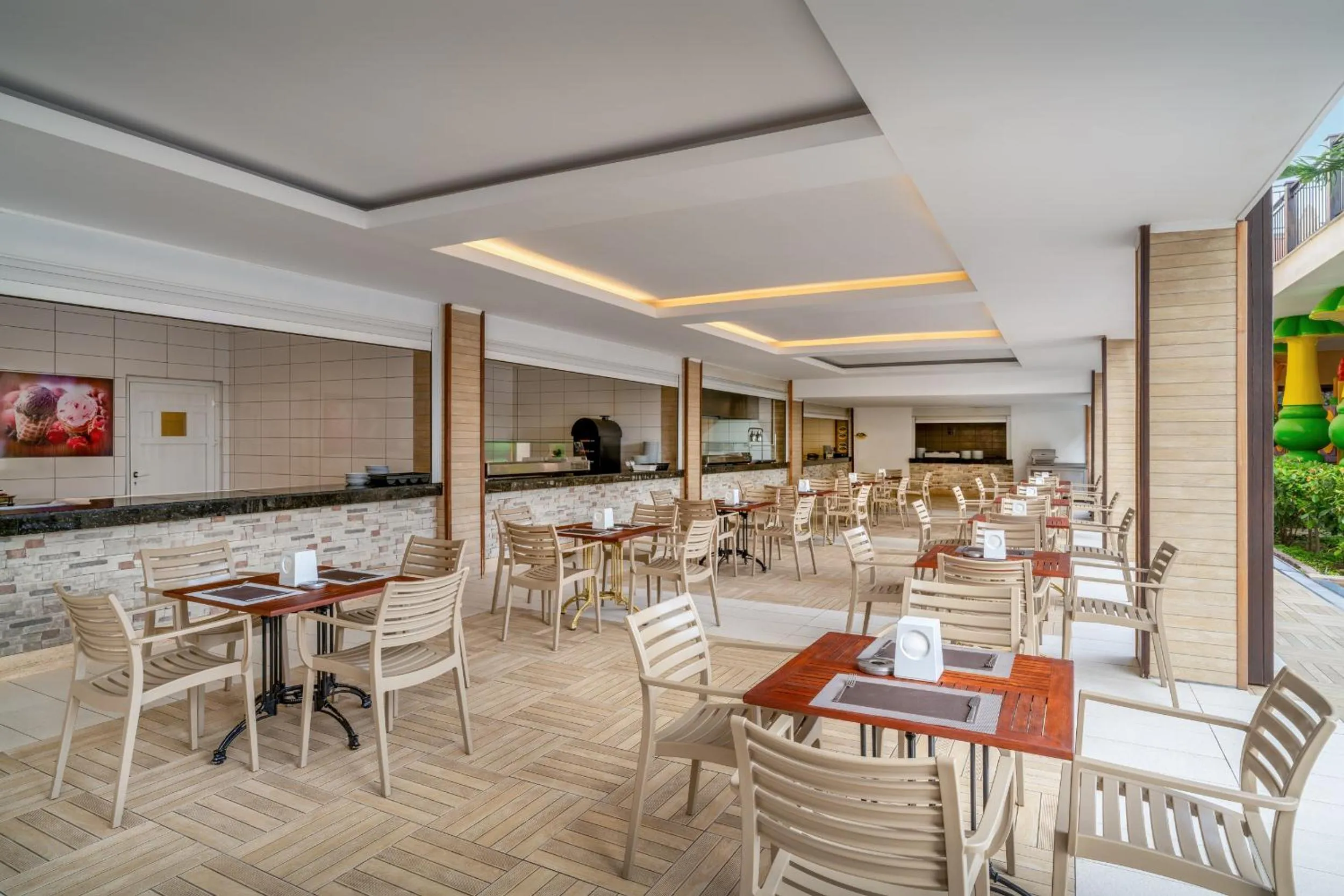 Restaurant/places to eat in Villa Side Residence