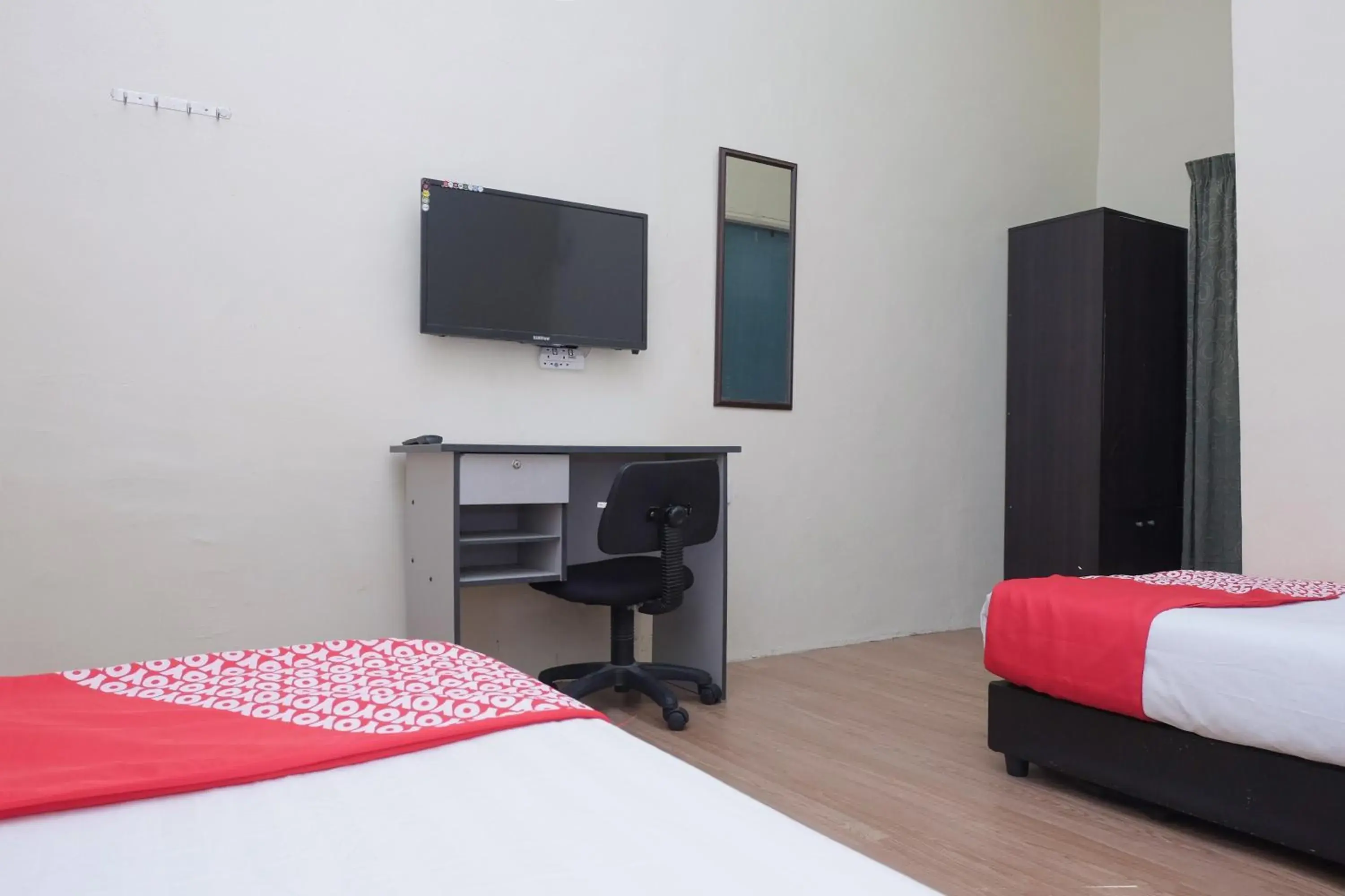 Bed, TV/Entertainment Center in OYO 90080 Kay Inn Kerteh