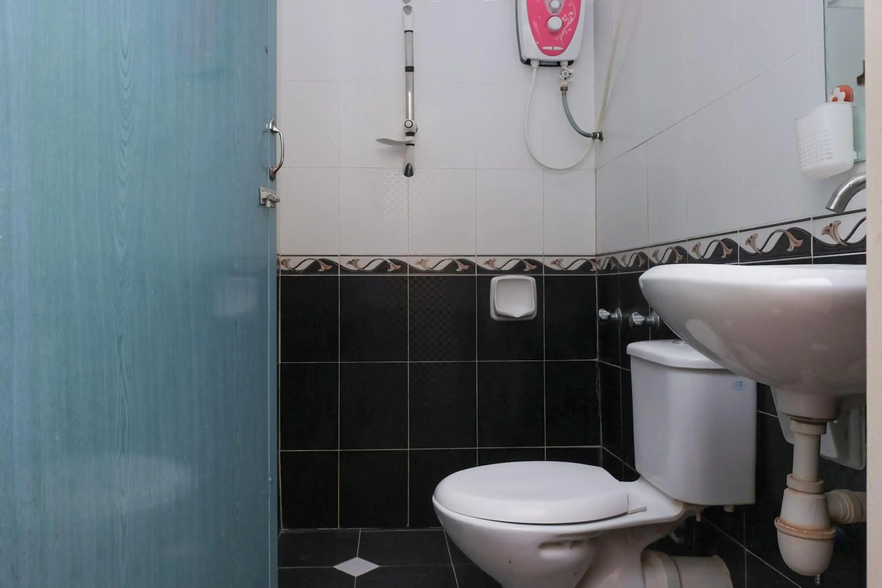 Bathroom in OYO 90080 Kay Inn Kerteh