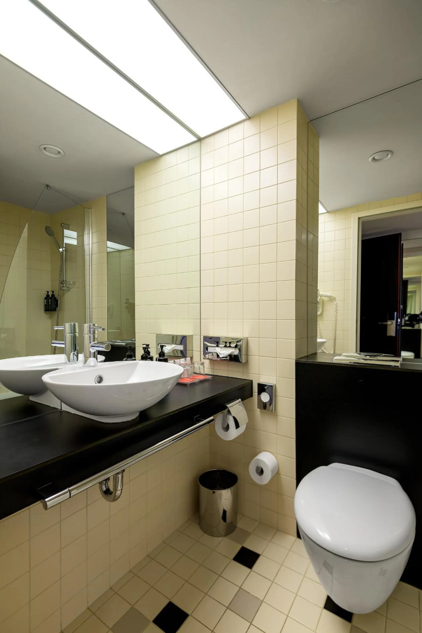 Bathroom in Ramada Plaza by Wyndham Bucharest Convention Center