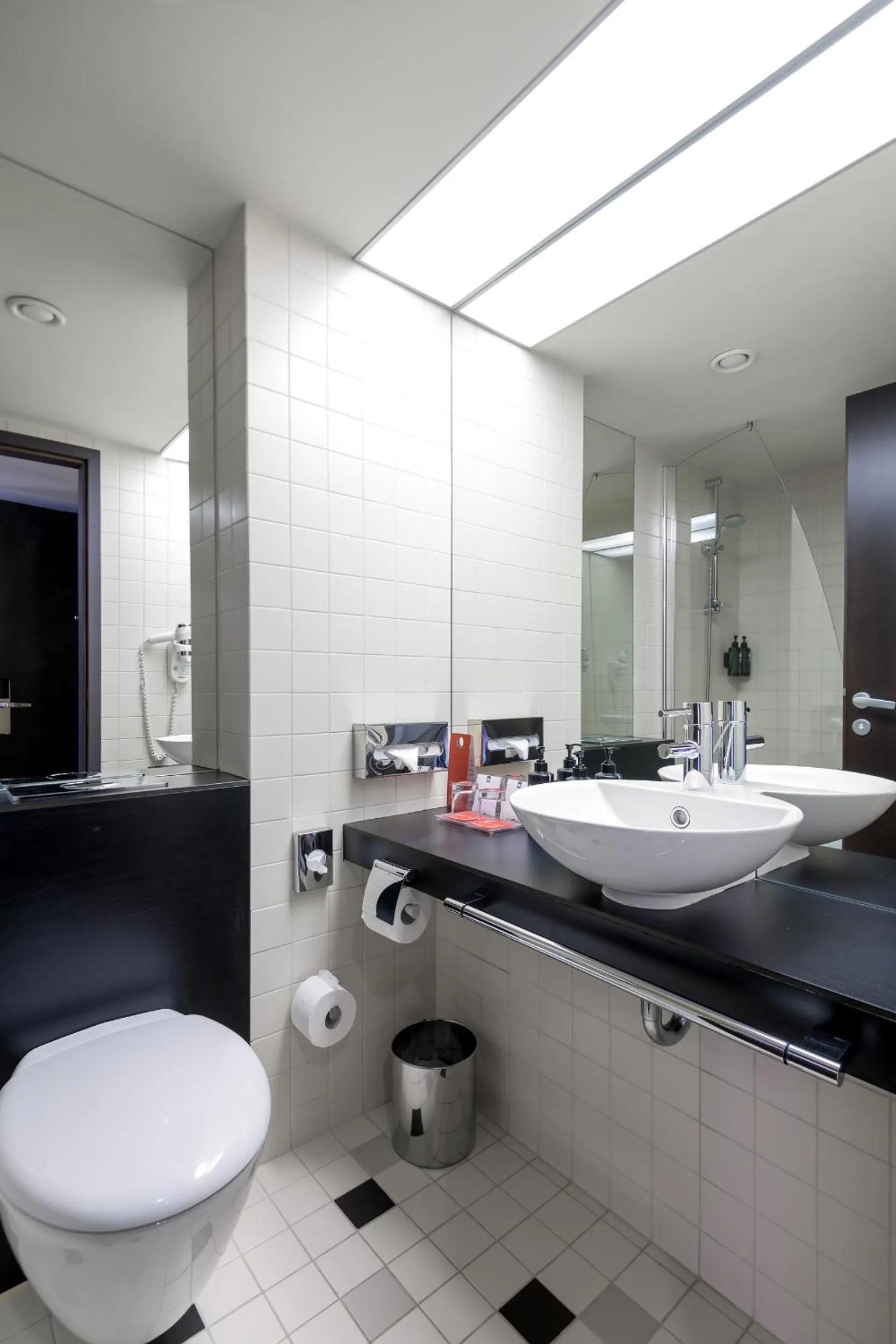 Toilet in Ramada Plaza by Wyndham Bucharest Convention Center