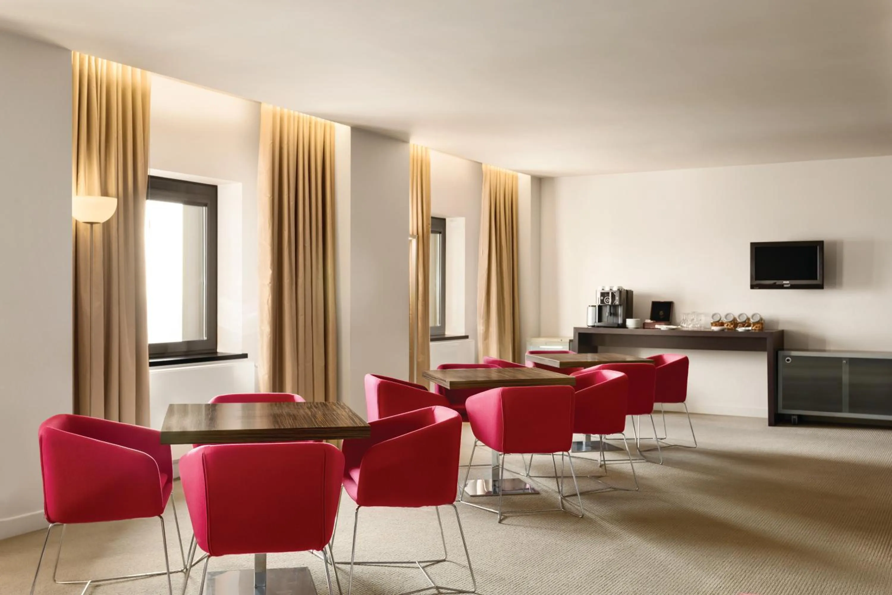 Communal lounge/ TV room in Ramada Plaza by Wyndham Bucharest Convention Center