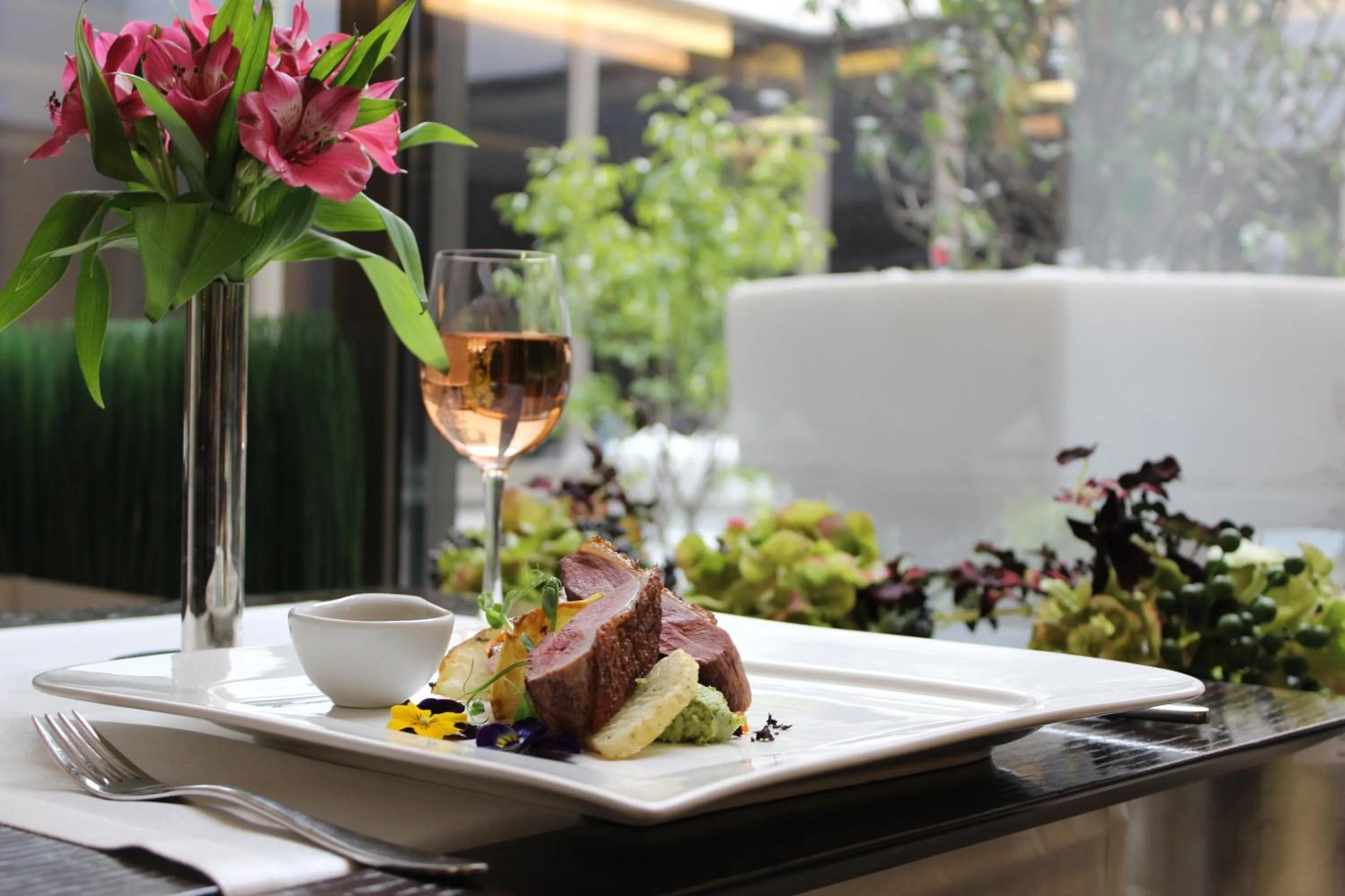 Restaurant/places to eat in Ramada Plaza by Wyndham Bucharest Convention Center