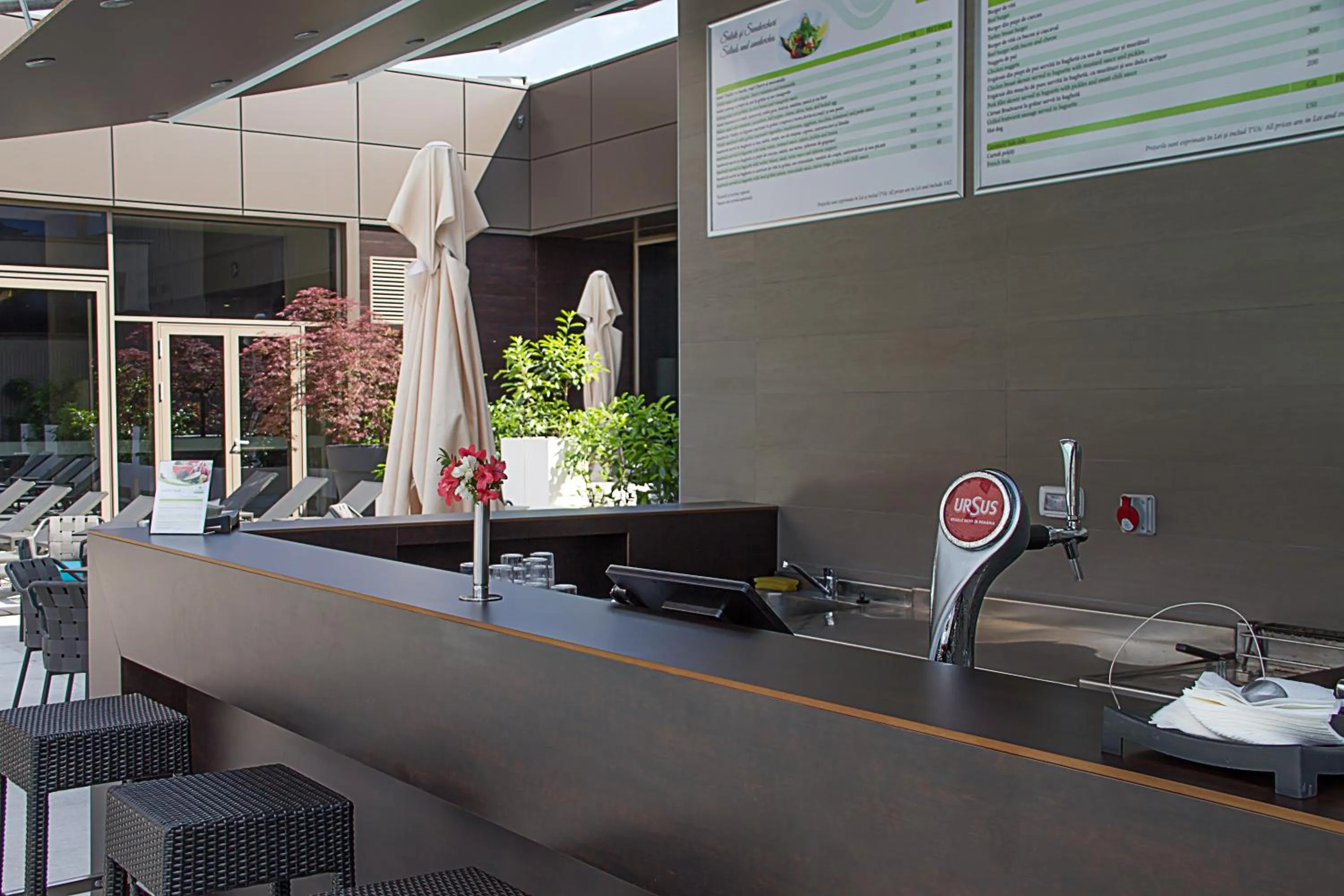 Lounge or bar in Ramada Plaza by Wyndham Bucharest Convention Center