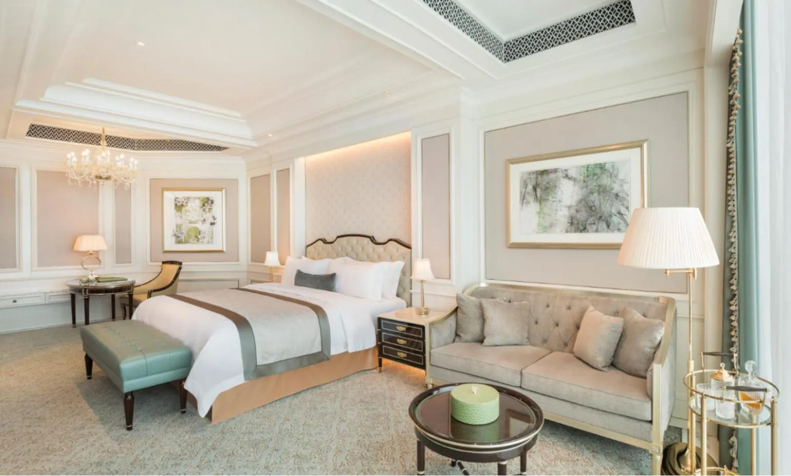 Photo of the whole room, Bed in The St. Regis Zhuhai