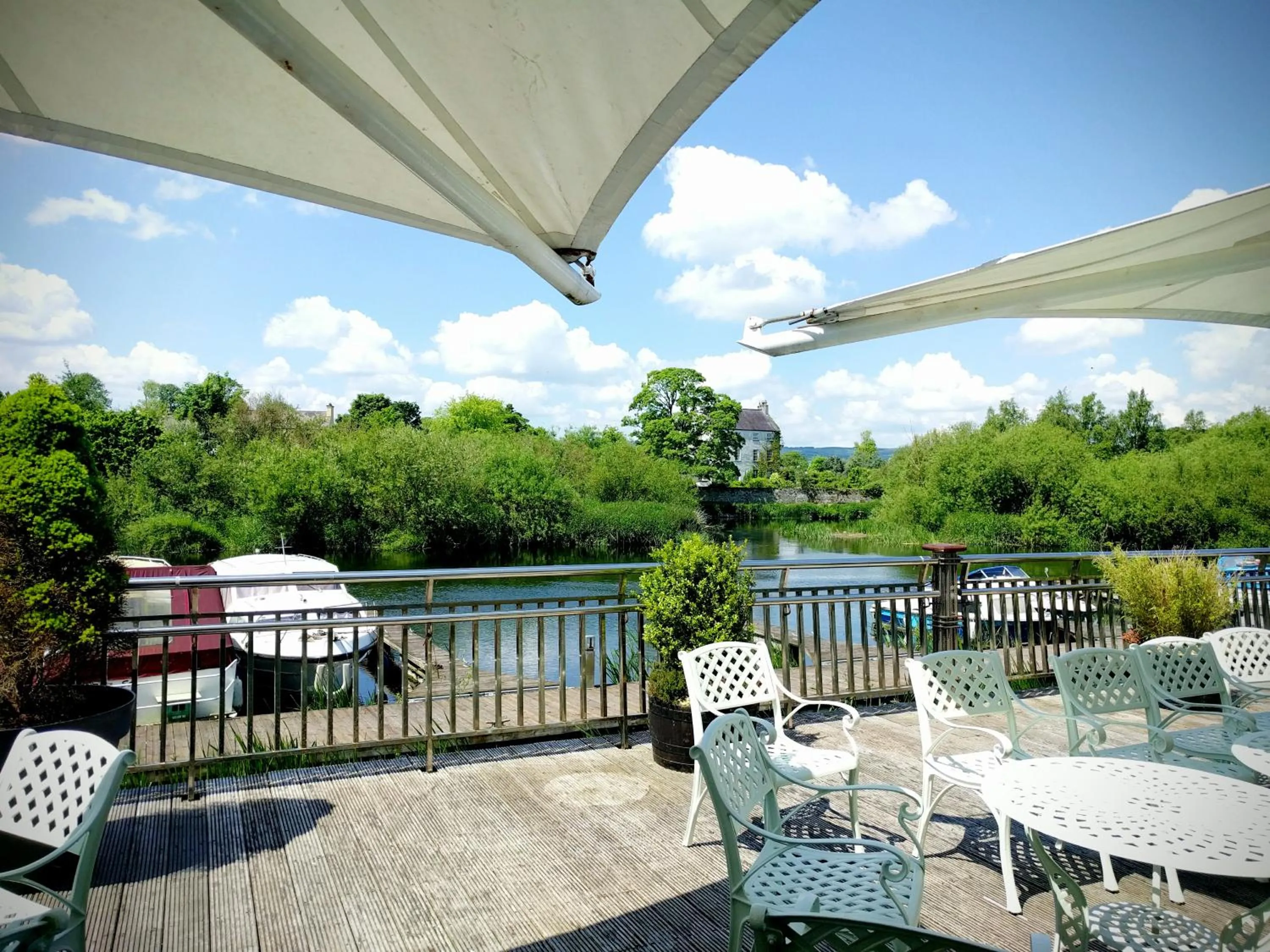 Patio in Lord Bagenal Inn