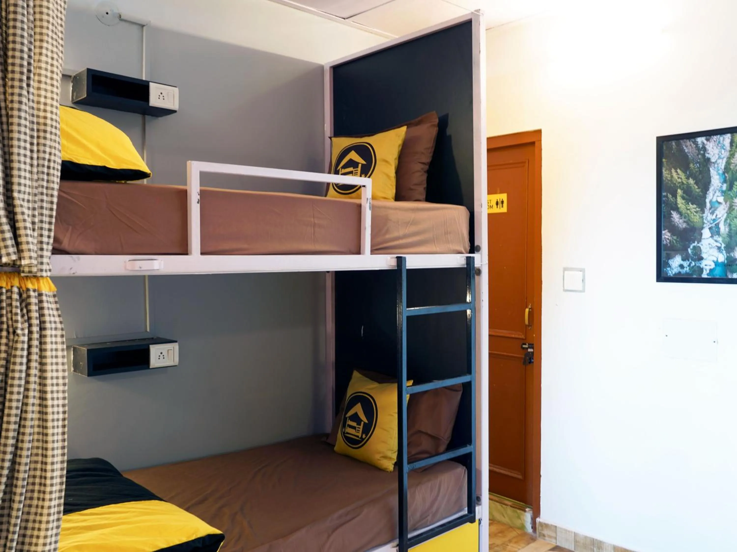 Bedroom, Bed in The Hosteller Bir