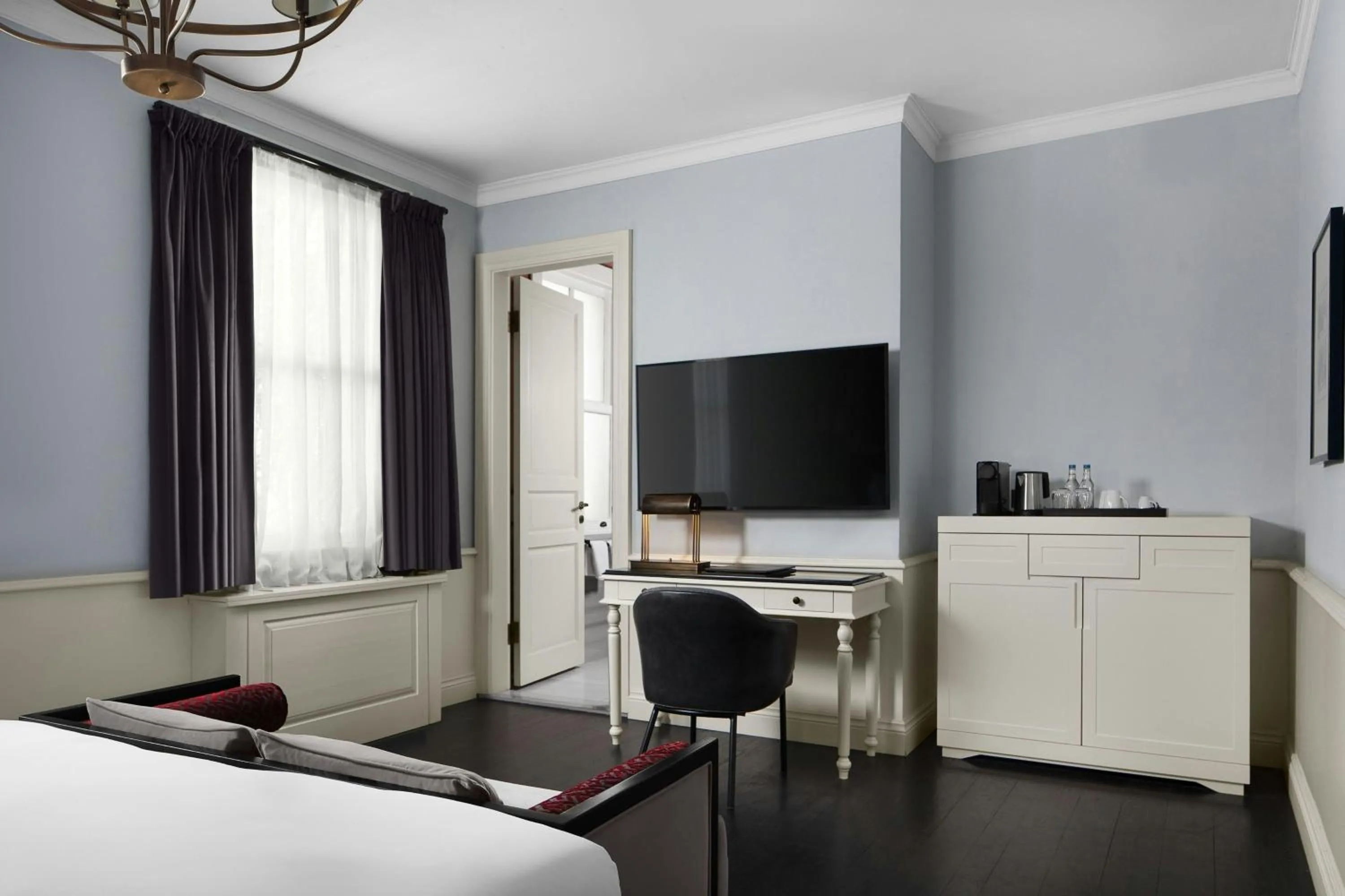 Photo of the whole room, Bed in Adahan DeCamondo Pera, Autograph Collection