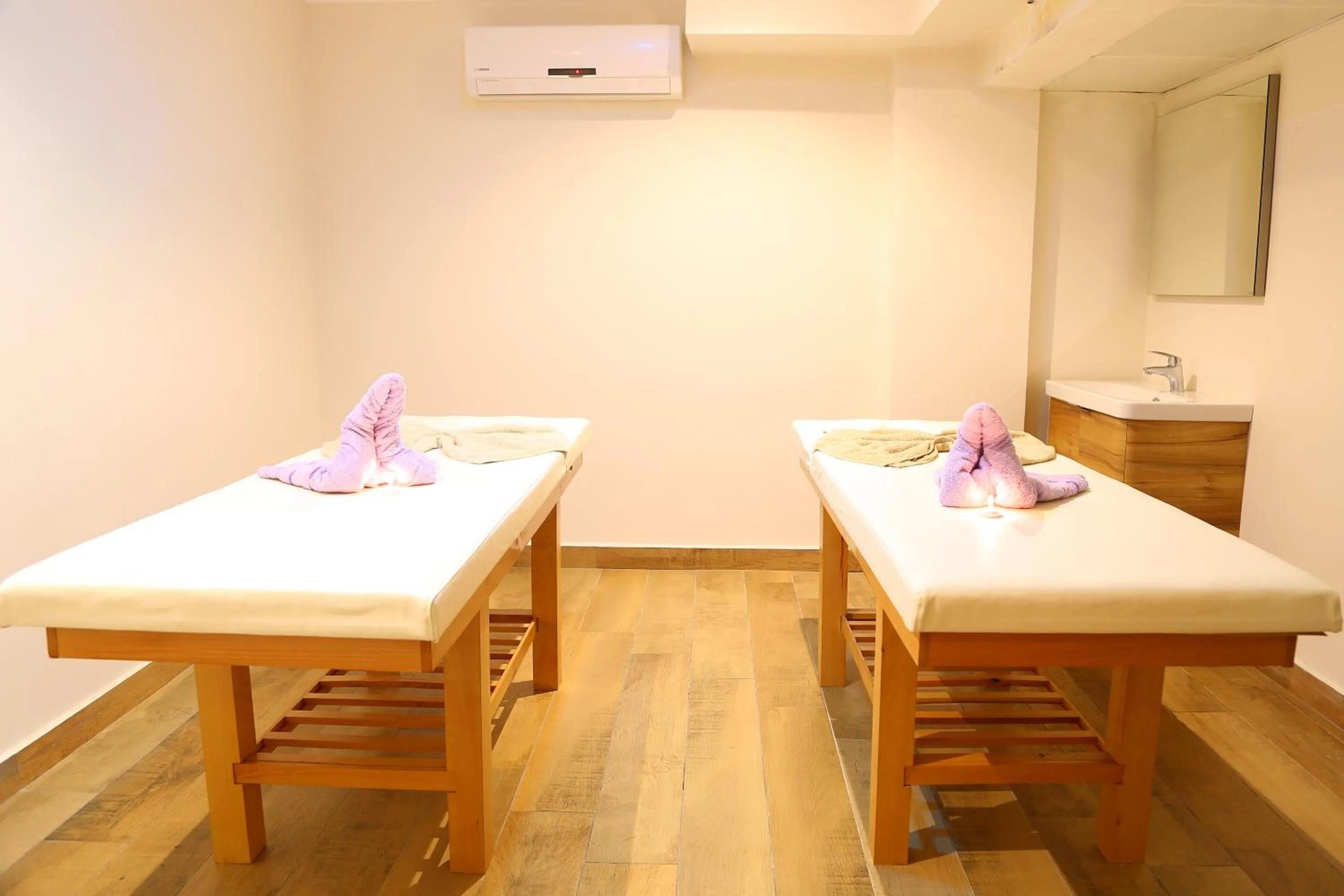 Massage, Bed in Kayamaris Hotel