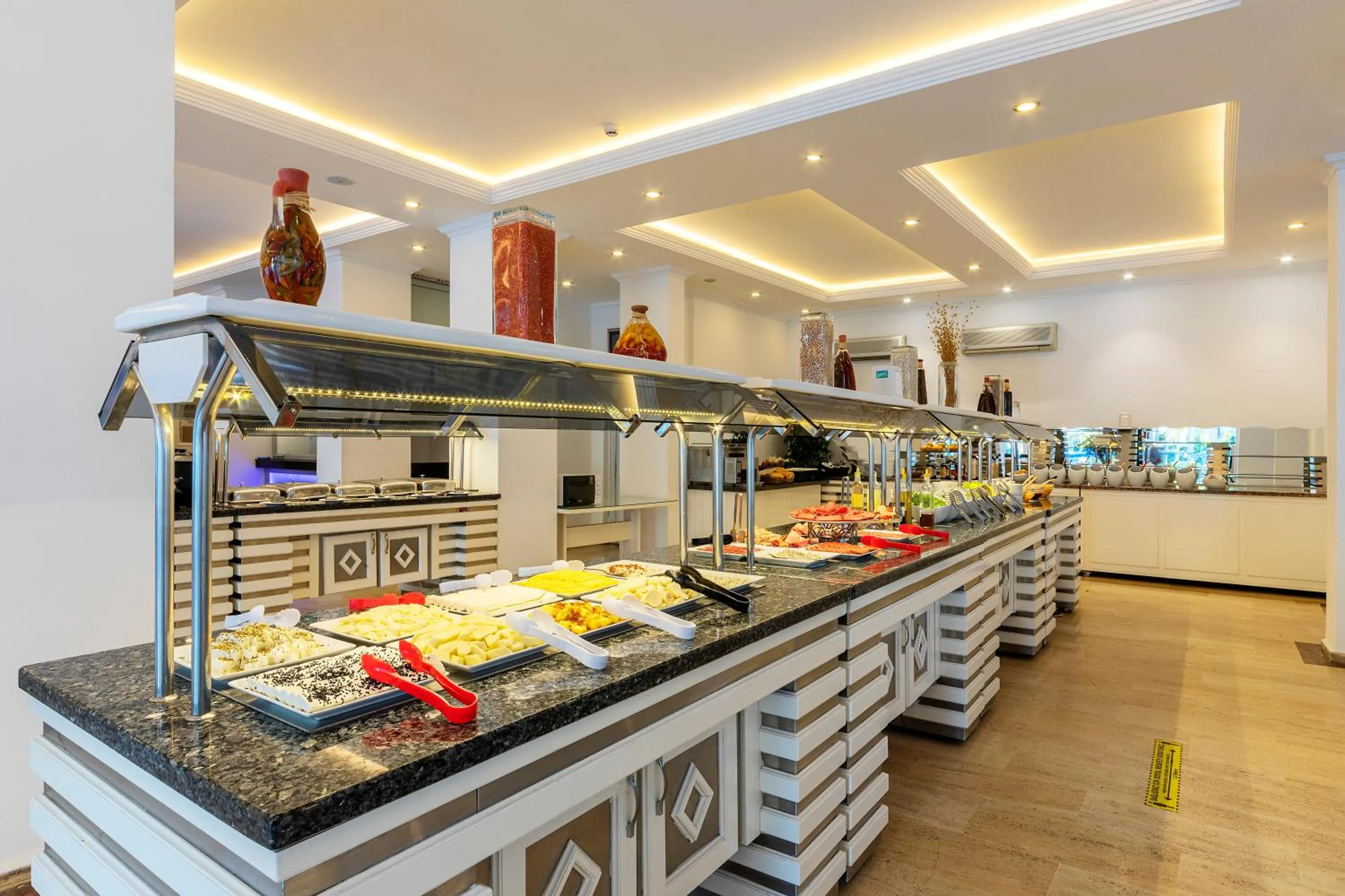 Restaurant/places to eat in Kayamaris Hotel