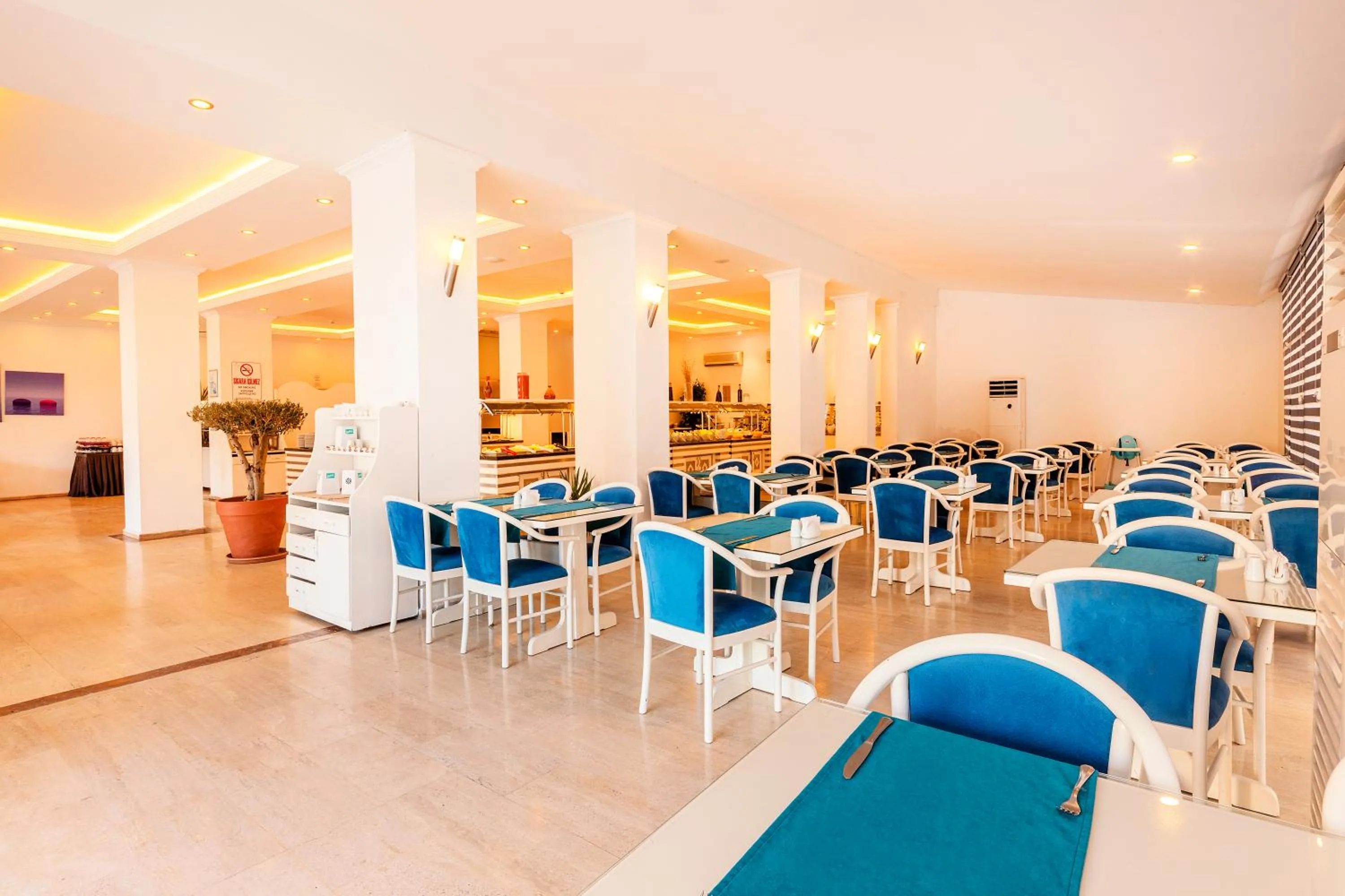 Restaurant/places to eat in Kayamaris Hotel