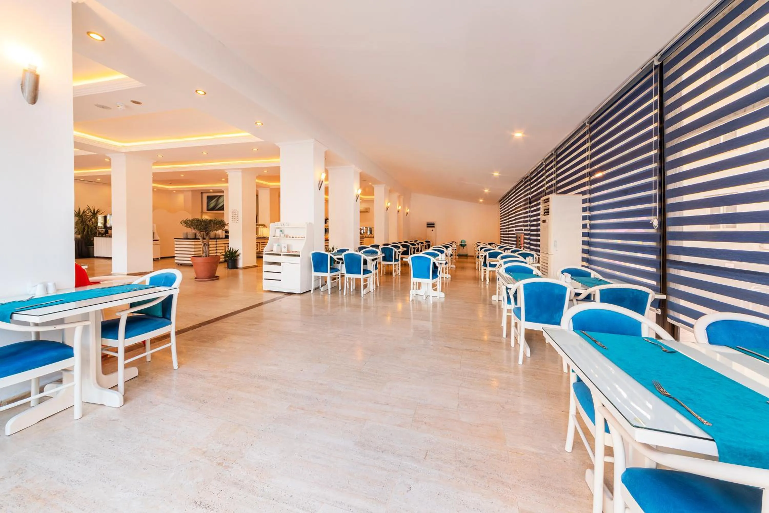 Restaurant/places to eat in Kayamaris Hotel