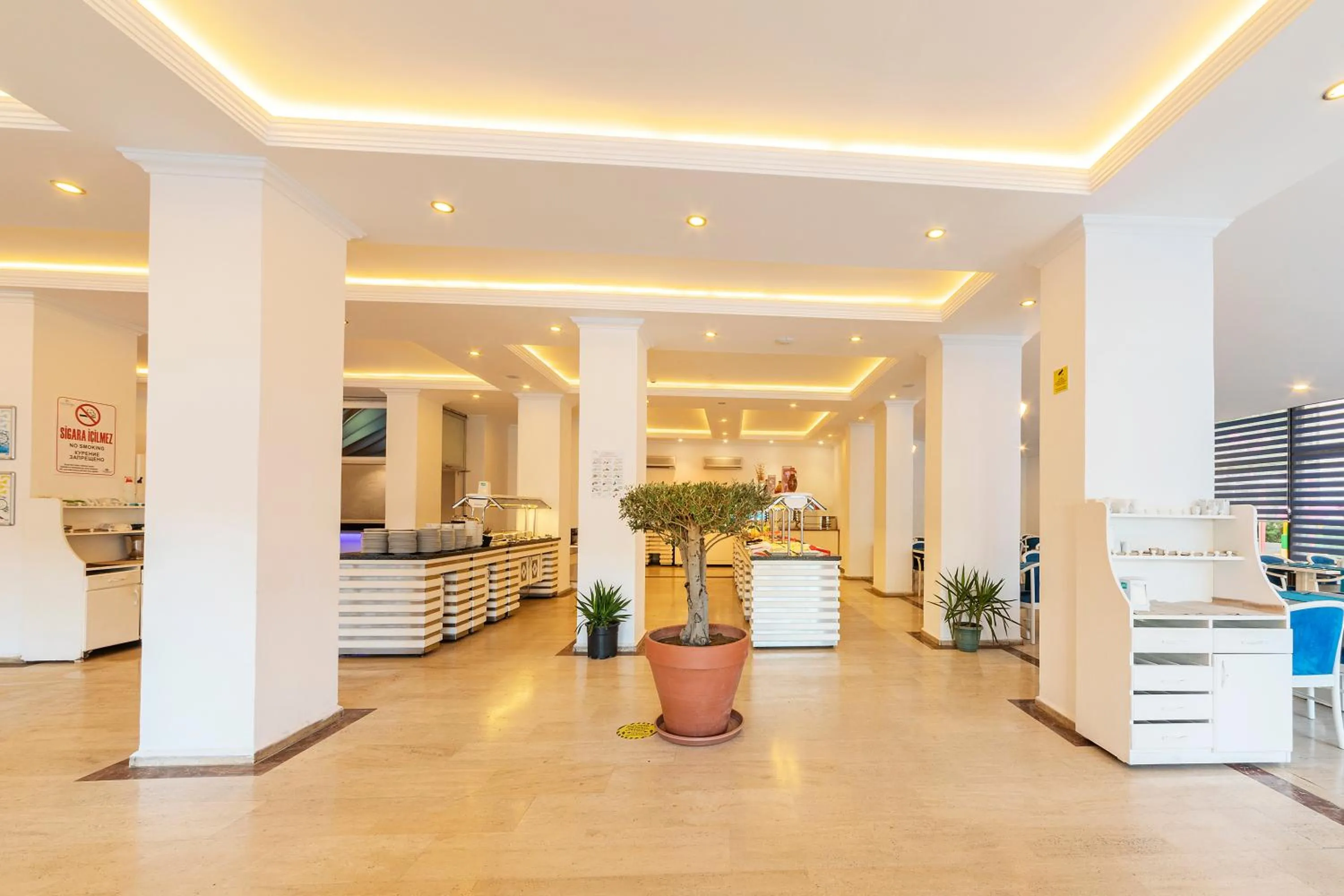 Restaurant/places to eat in Kayamaris Hotel