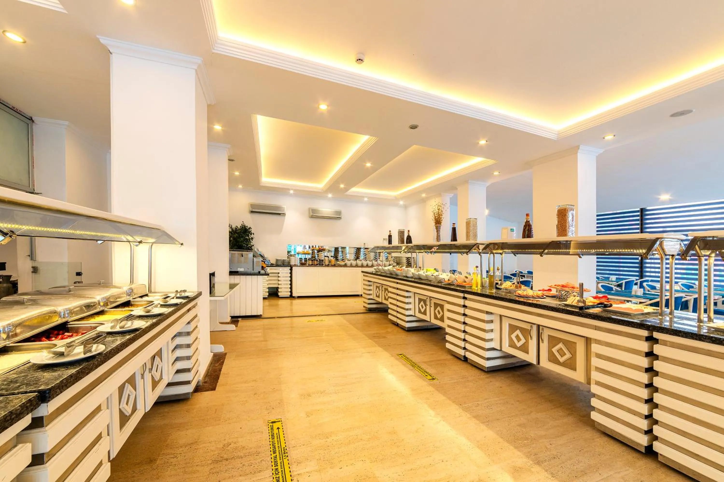 Restaurant/places to eat in Kayamaris Hotel