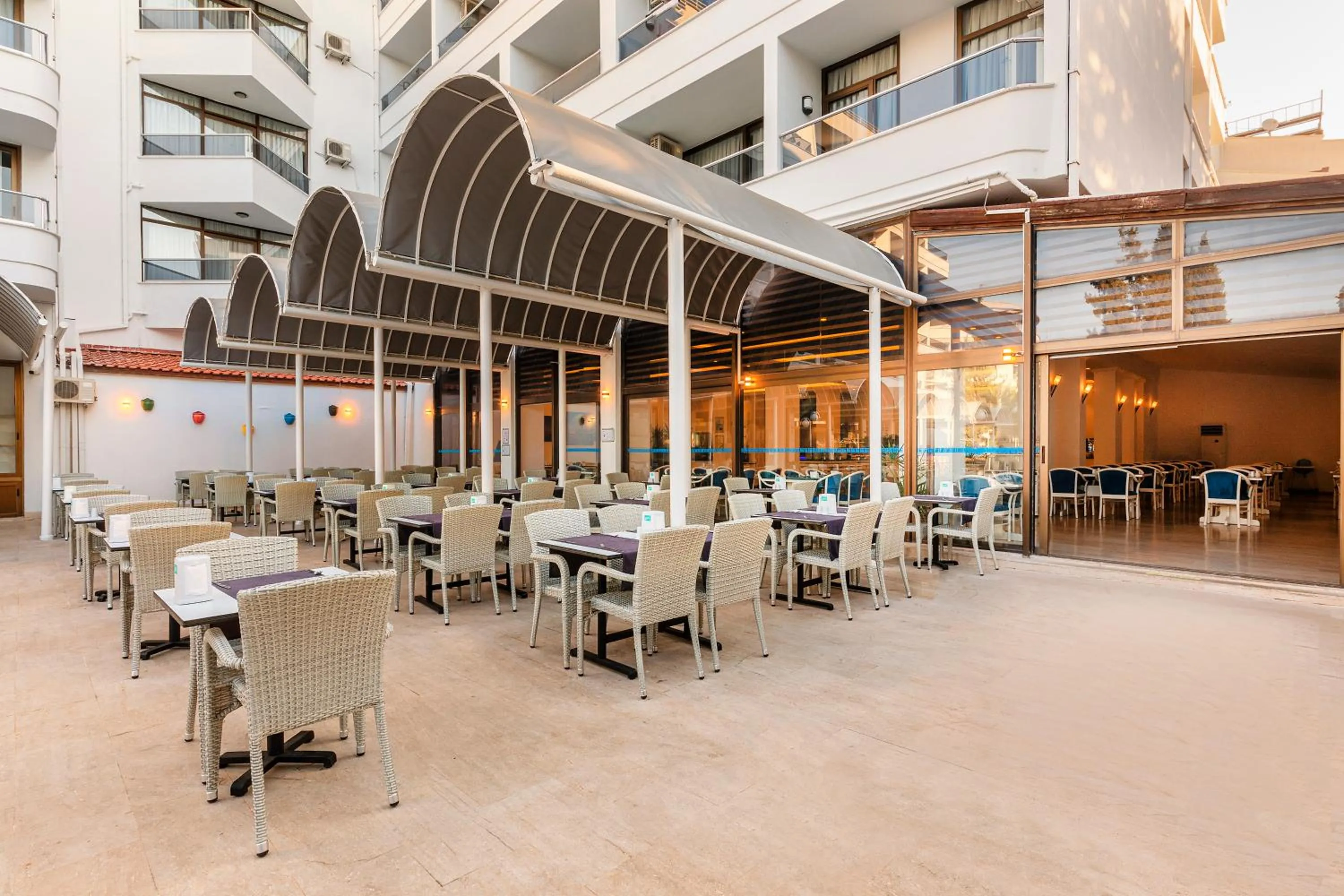 Restaurant/places to eat in Kayamaris Hotel