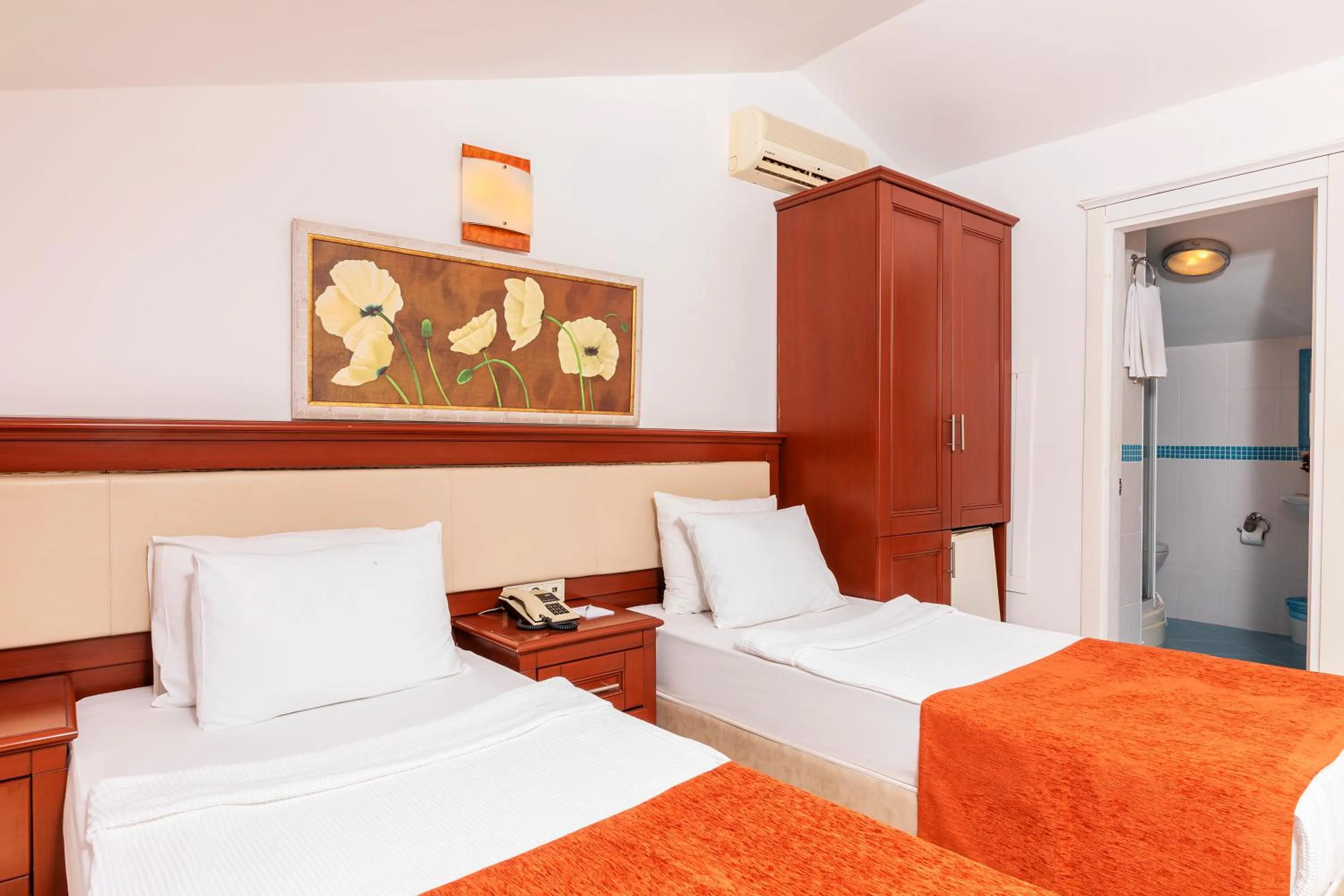 Photo of the whole room, Bed in Kayamaris Hotel