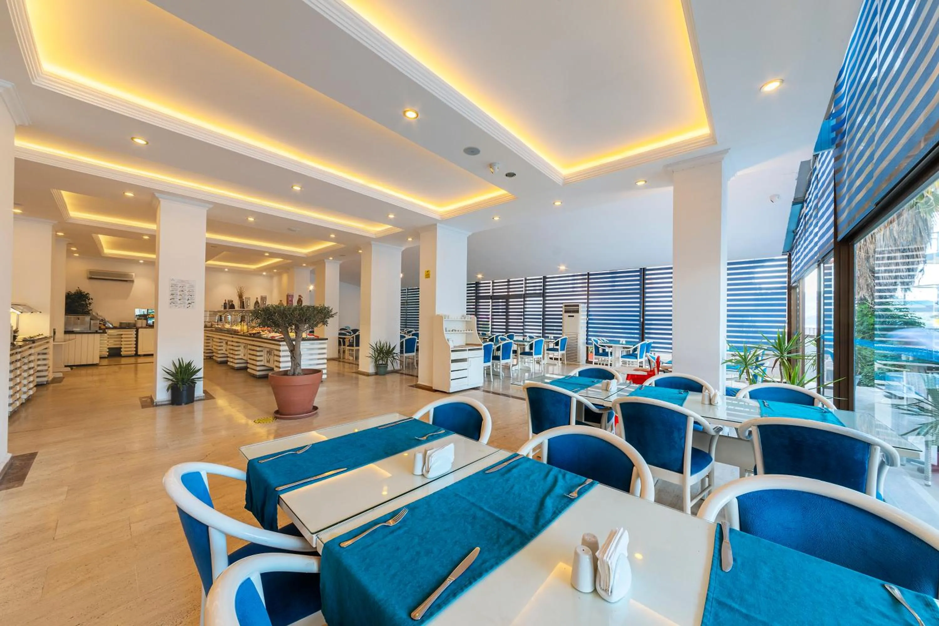 Restaurant/places to eat in Kayamaris Hotel