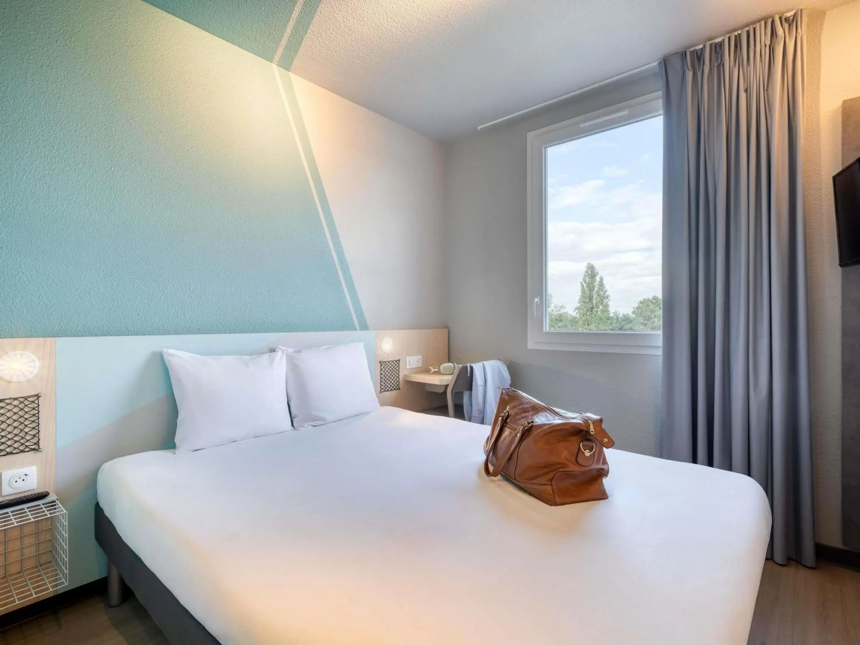 Bedroom, Bed in Ibis Budget Orly Chevilly Tram 7 Bedroom, Bed in Ibis Budget Orly Chevilly Tram 7