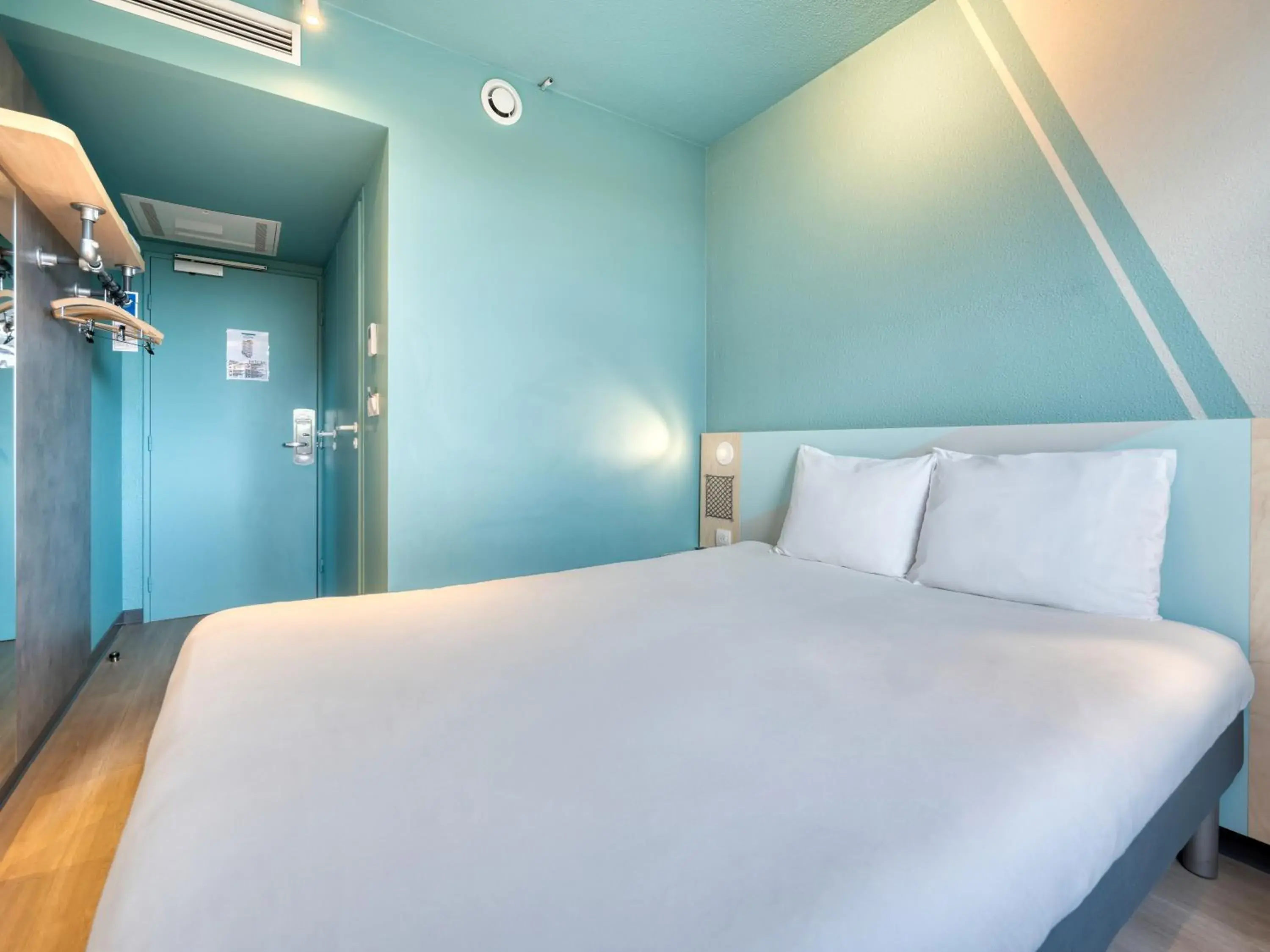 Bedroom, Bed in Ibis Budget Orly Chevilly Tram 7 Bedroom, Bed in Ibis Budget Orly Chevilly Tram 7