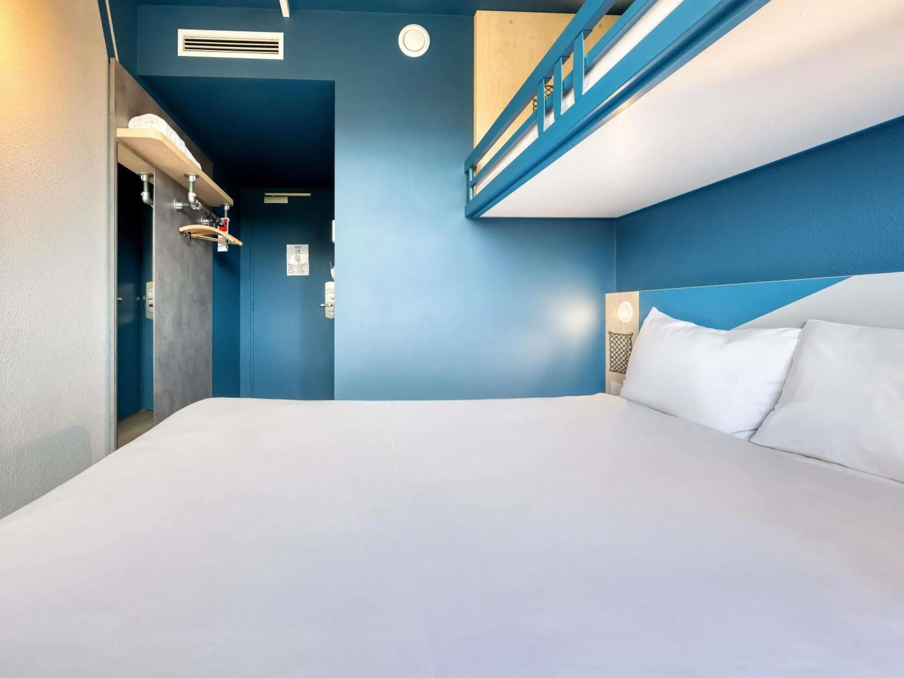 Bedroom, Bed in Ibis Budget Orly Chevilly Tram 7 Bedroom, Bed in Ibis Budget Orly Chevilly Tram 7