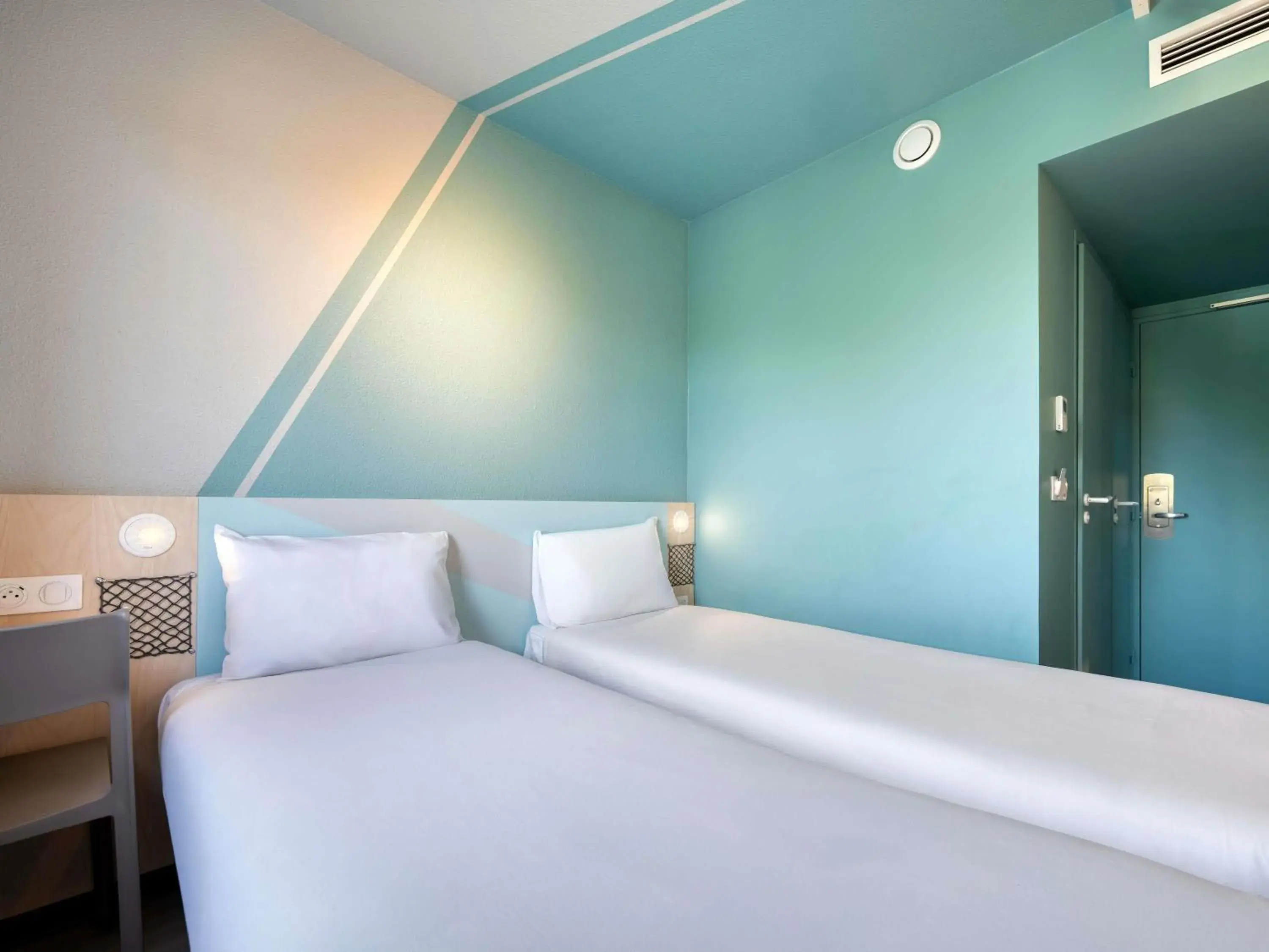 Bedroom, Bed in Ibis Budget Orly Chevilly Tram 7 Bedroom, Bed in Ibis Budget Orly Chevilly Tram 7