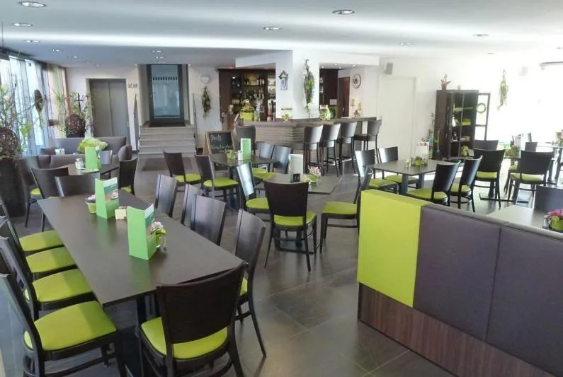 Restaurant/places to eat in Hotel und Cafe Paso