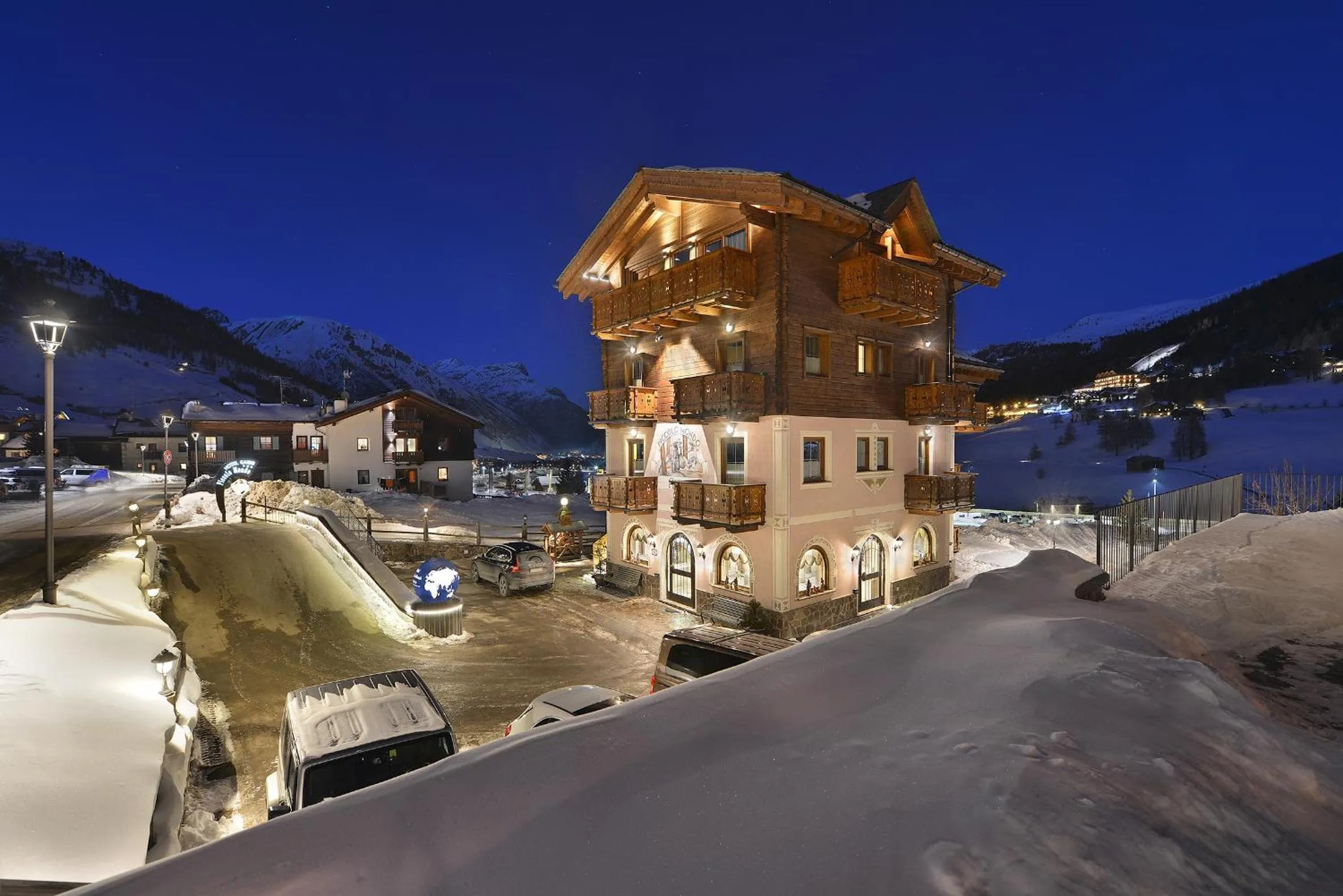 Night in Hotel Piccolo Mondo