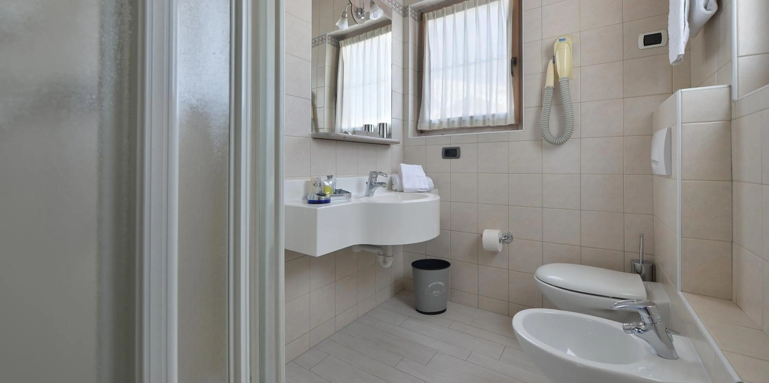 Shower in Hotel Piccolo Mondo