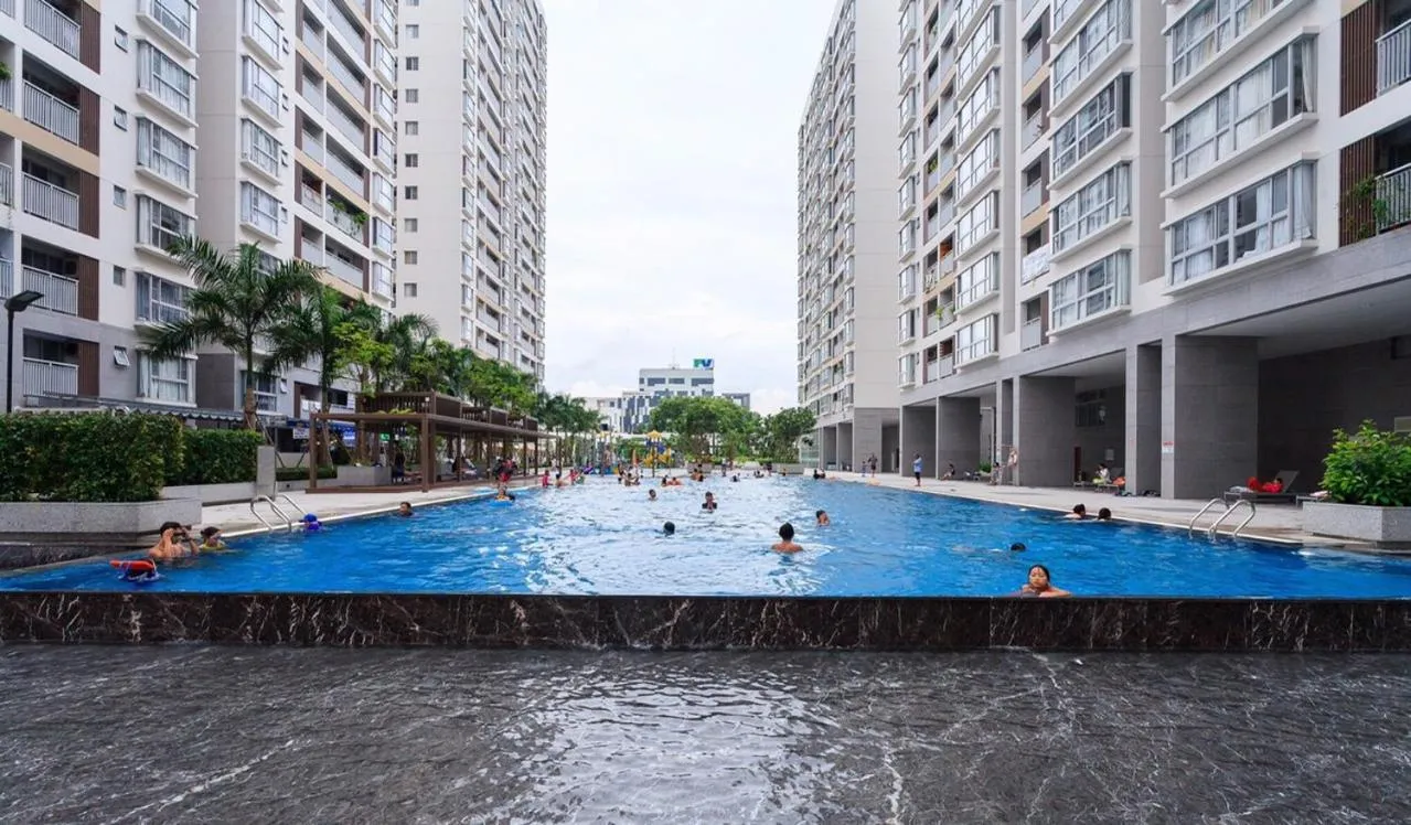 Swimming pool in Scenic Valley Marvel