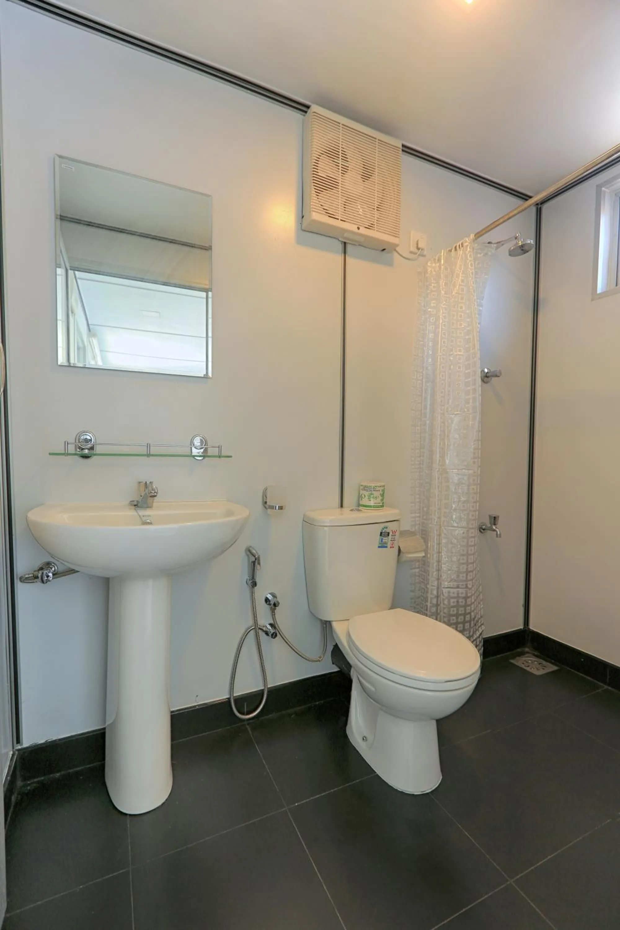 Toilet in Arugambay PodBay