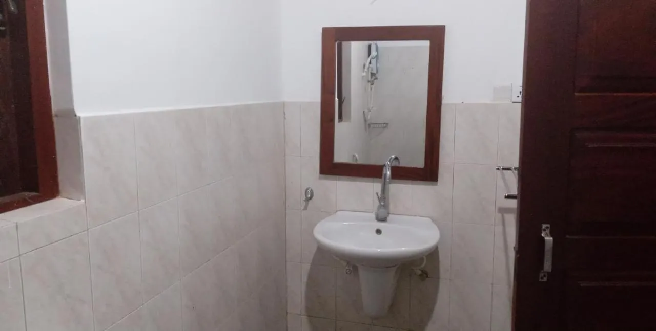 Bathroom in Arugambay PodBay