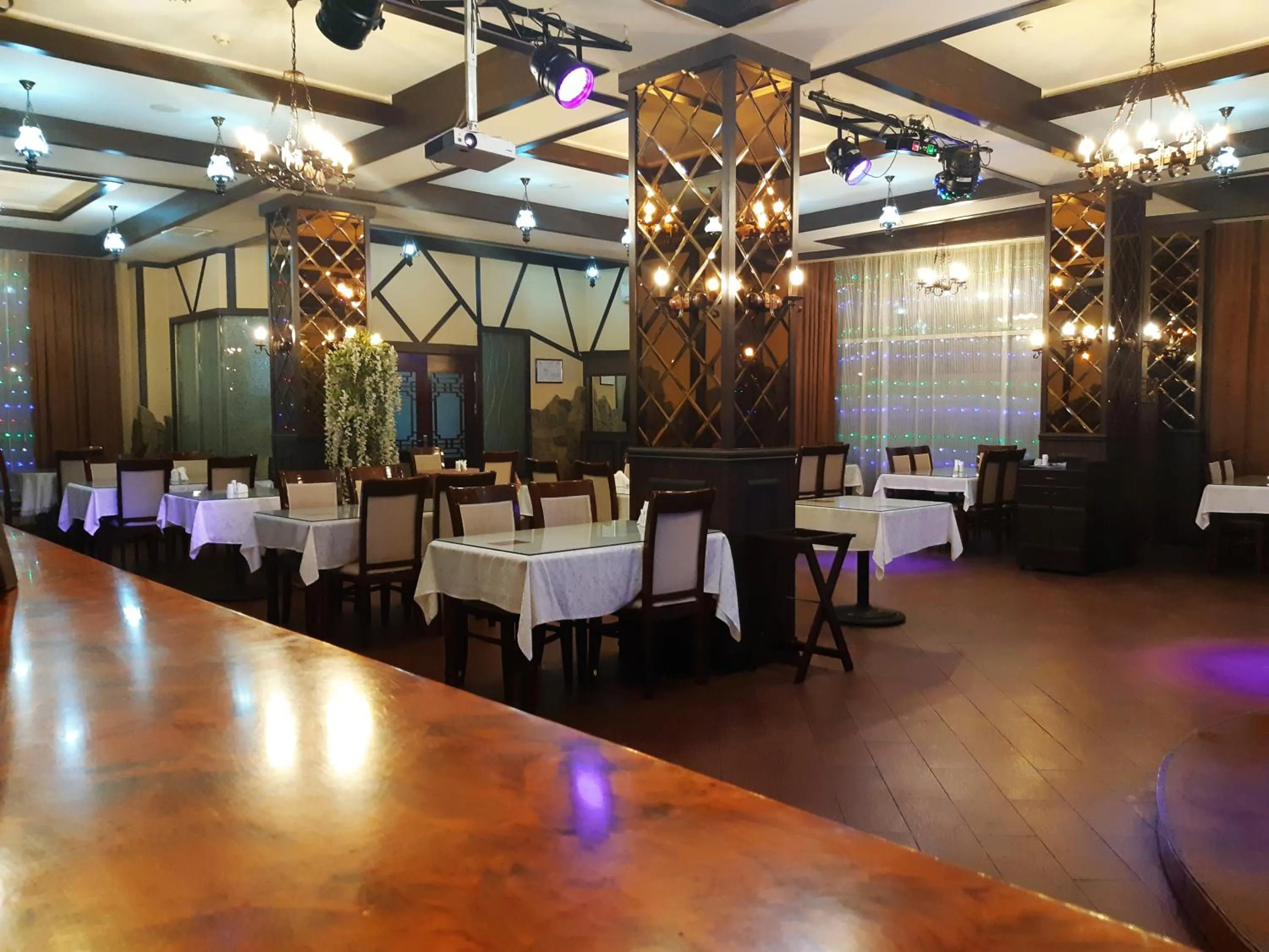 Restaurant/places to eat in Royal Hotel